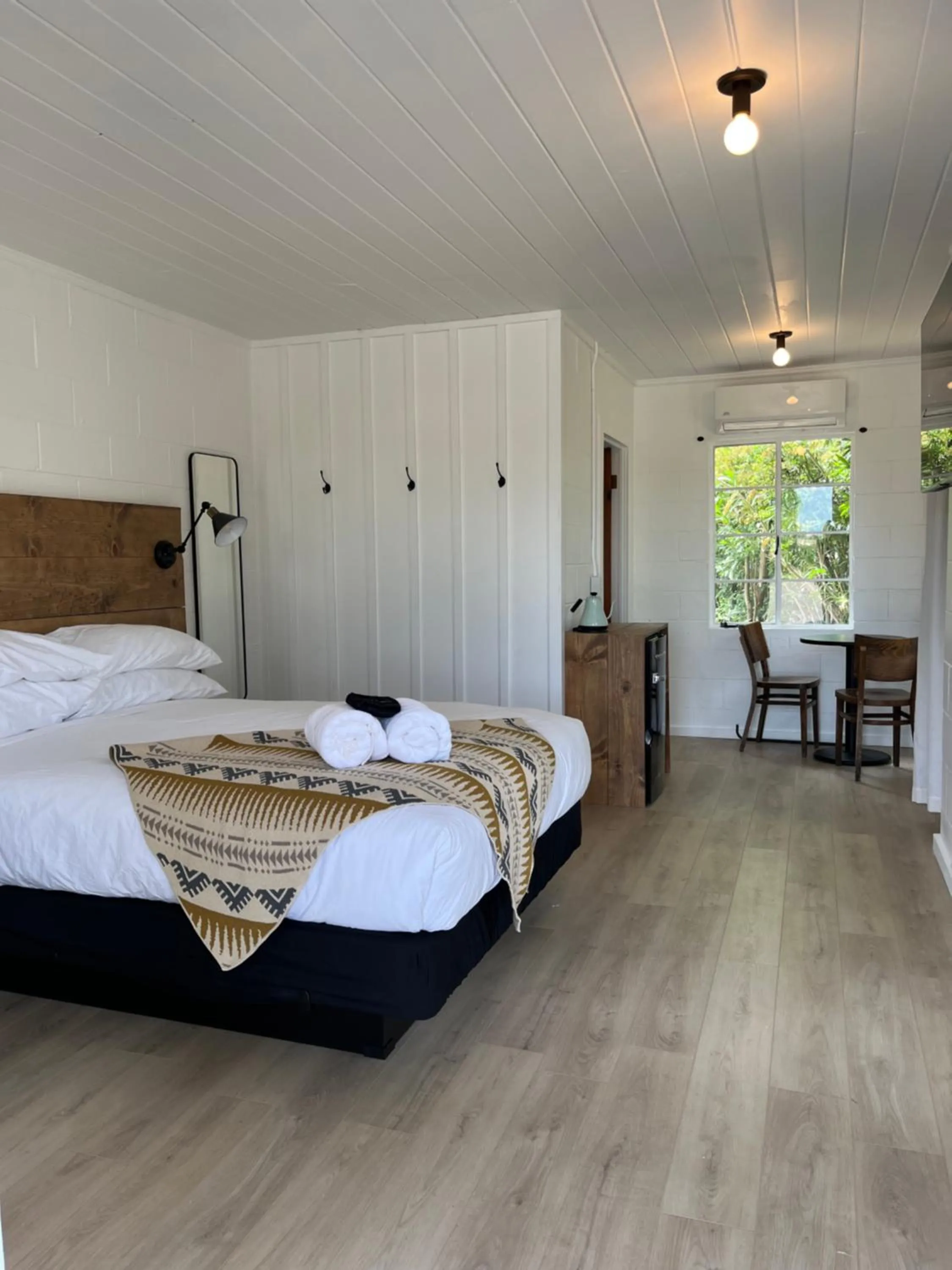 Photo of the whole room, Bed in Triangle Motel