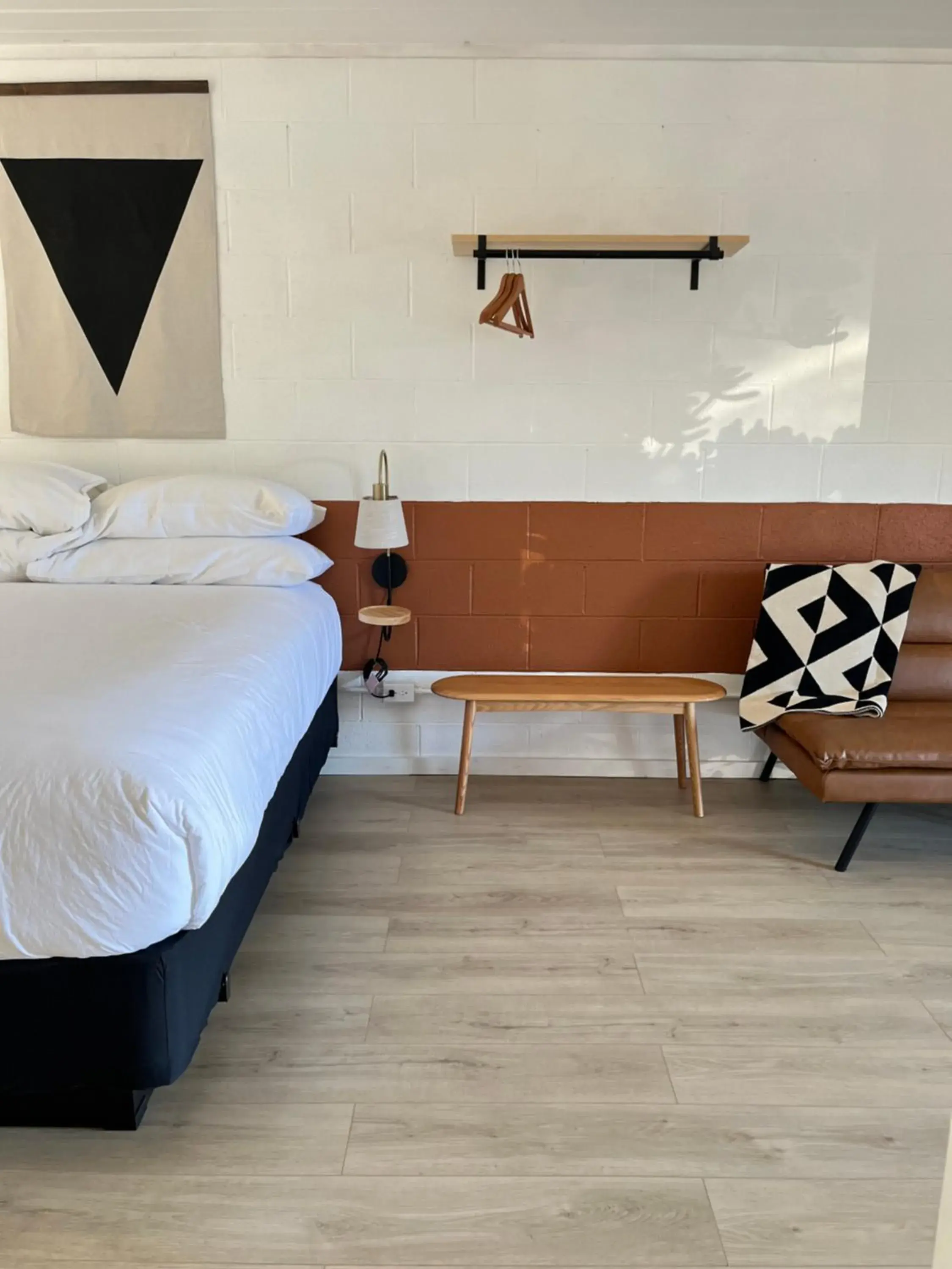 Deluxe Queen Suite in Triangle Motel Deluxe Queen Suite in Triangle Motel