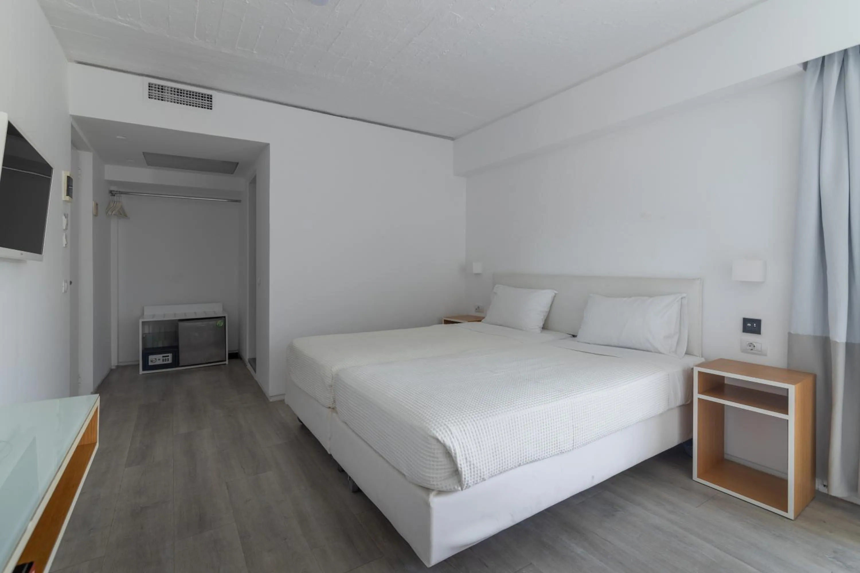 Bed in Marathon Beach Resort