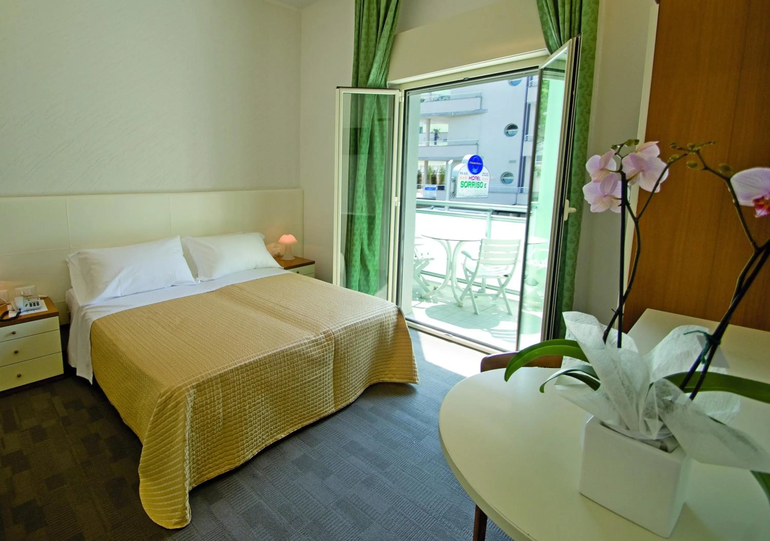 Balcony/Terrace, Bed in Hotel Sorriso