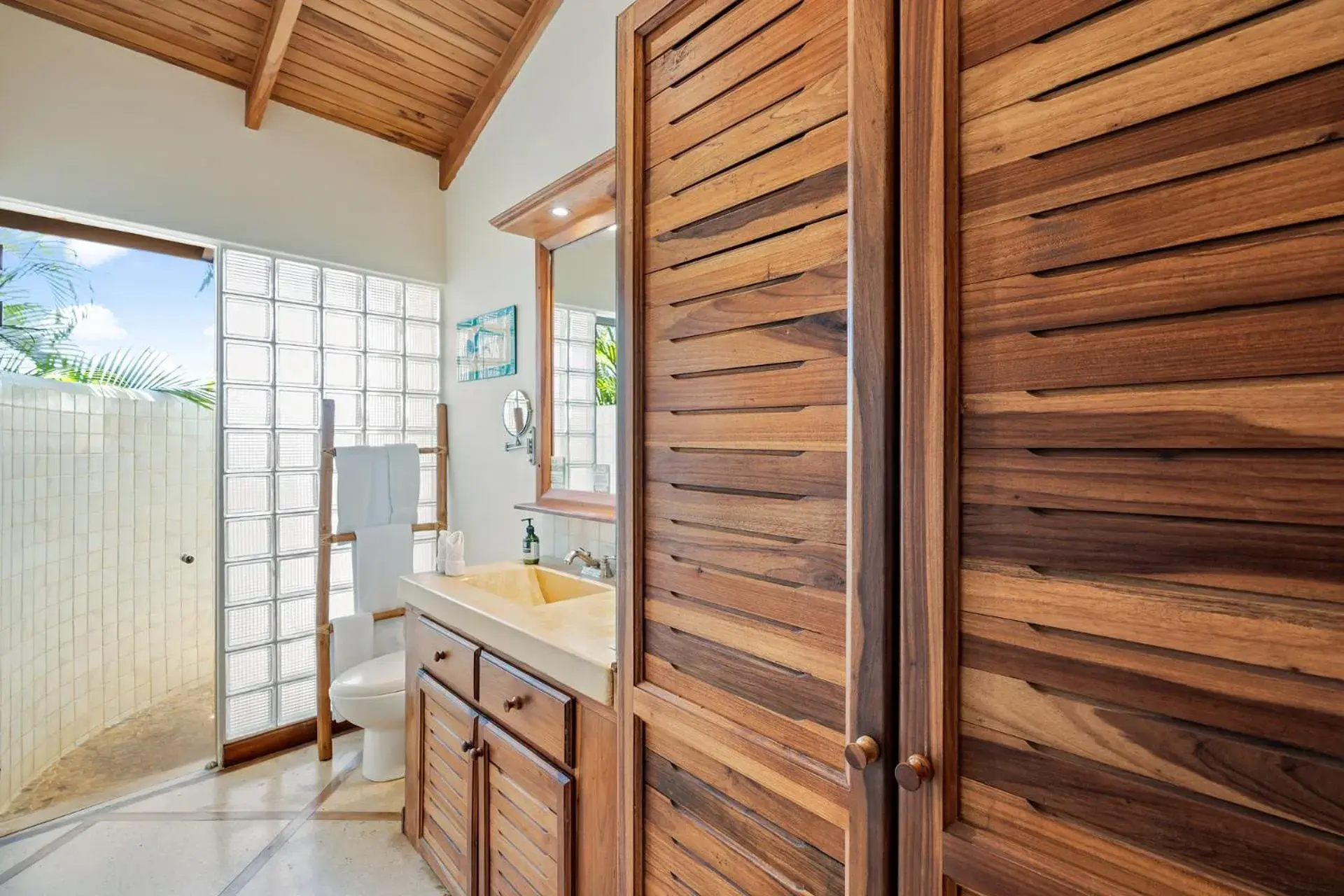 Queen Room with Pool View in Los Altos de Eros - Adults Only Queen Room with Pool View in Los Altos de Eros - Adults Only