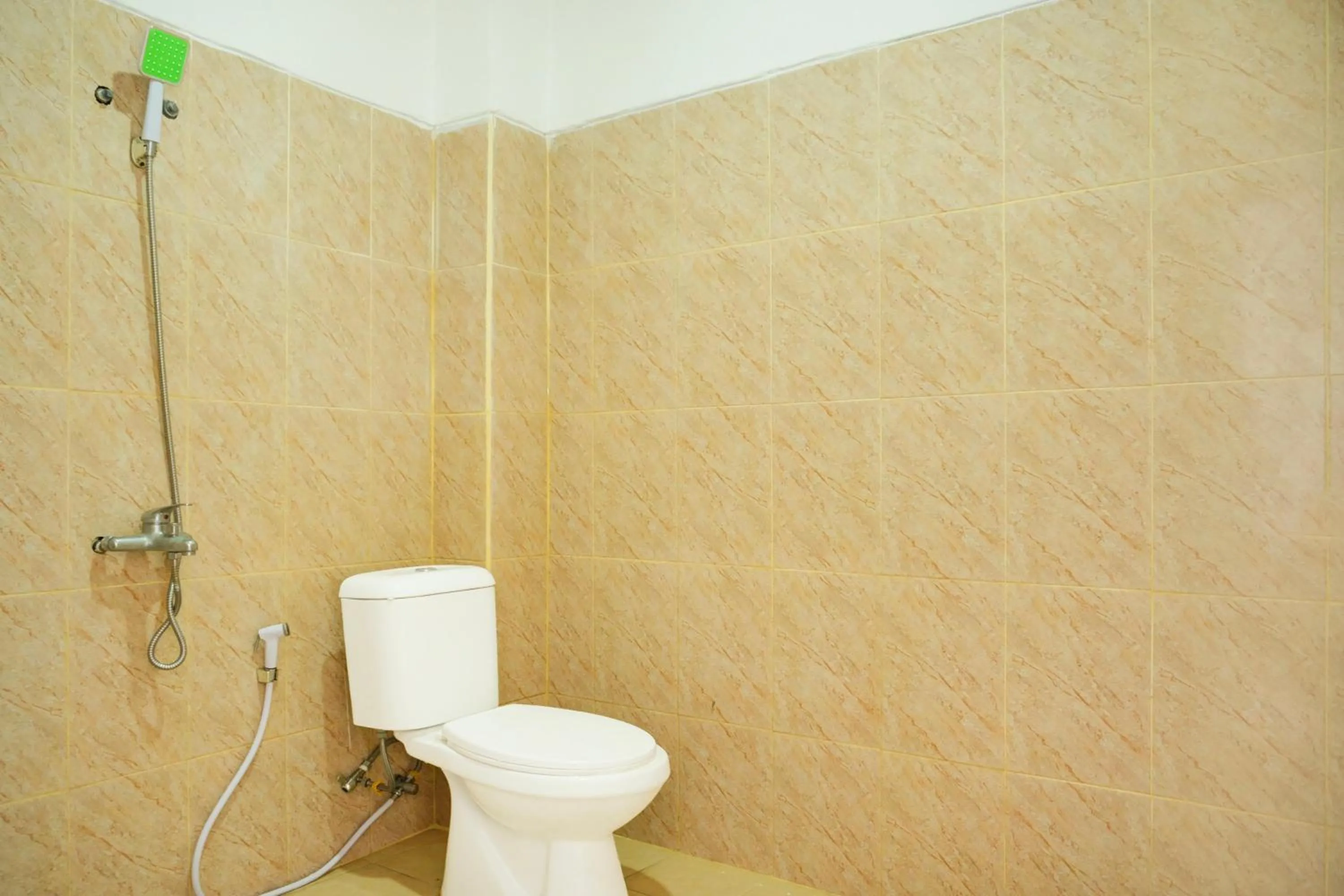 Bathroom in Hotel O Teluk Betung Near Water Park Lembah Hijau Formerly Kanajiwa Guesthouse 2