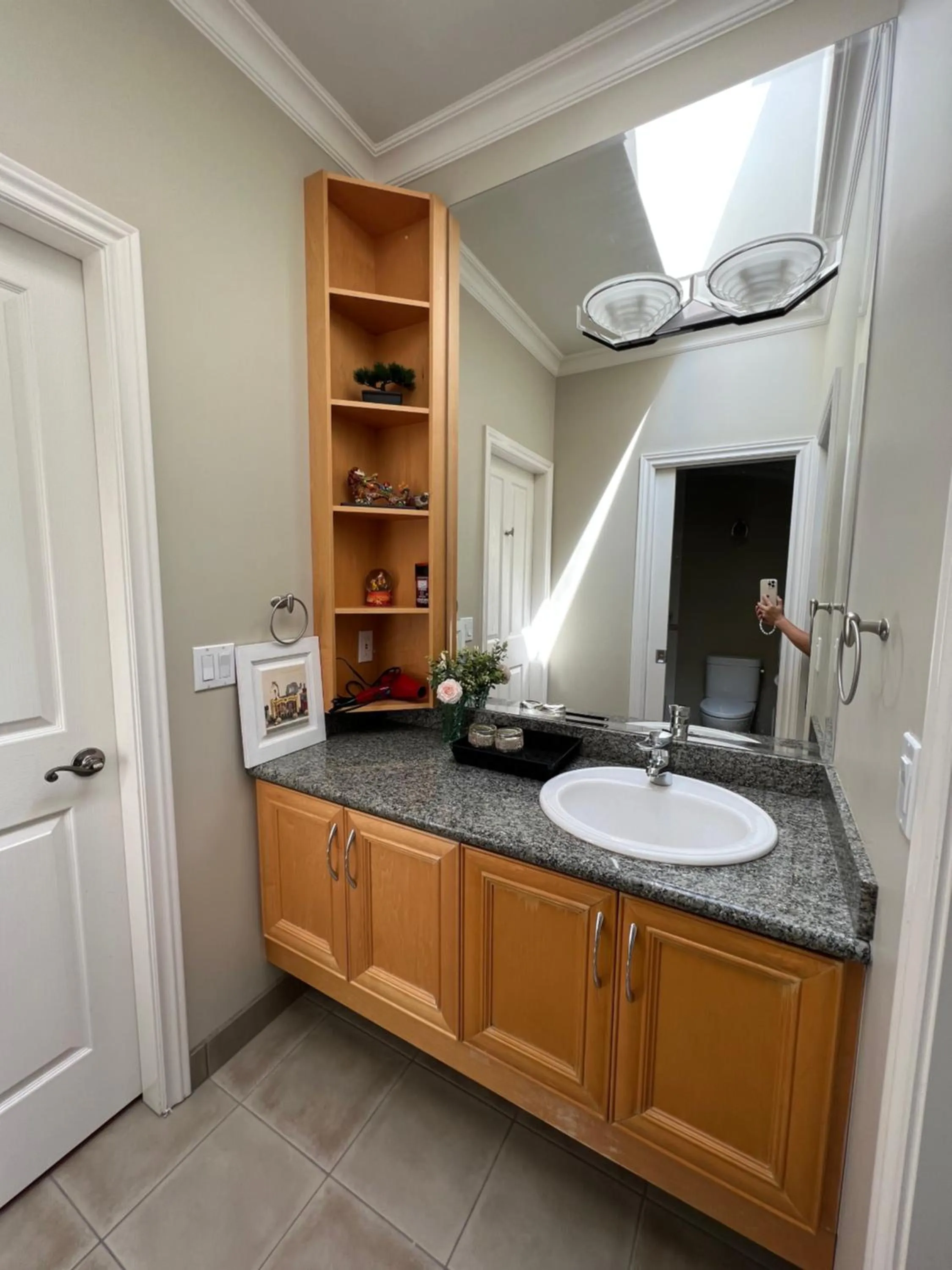 A cozy independent entrance bedroom with a private washroom close to YVR Richmond