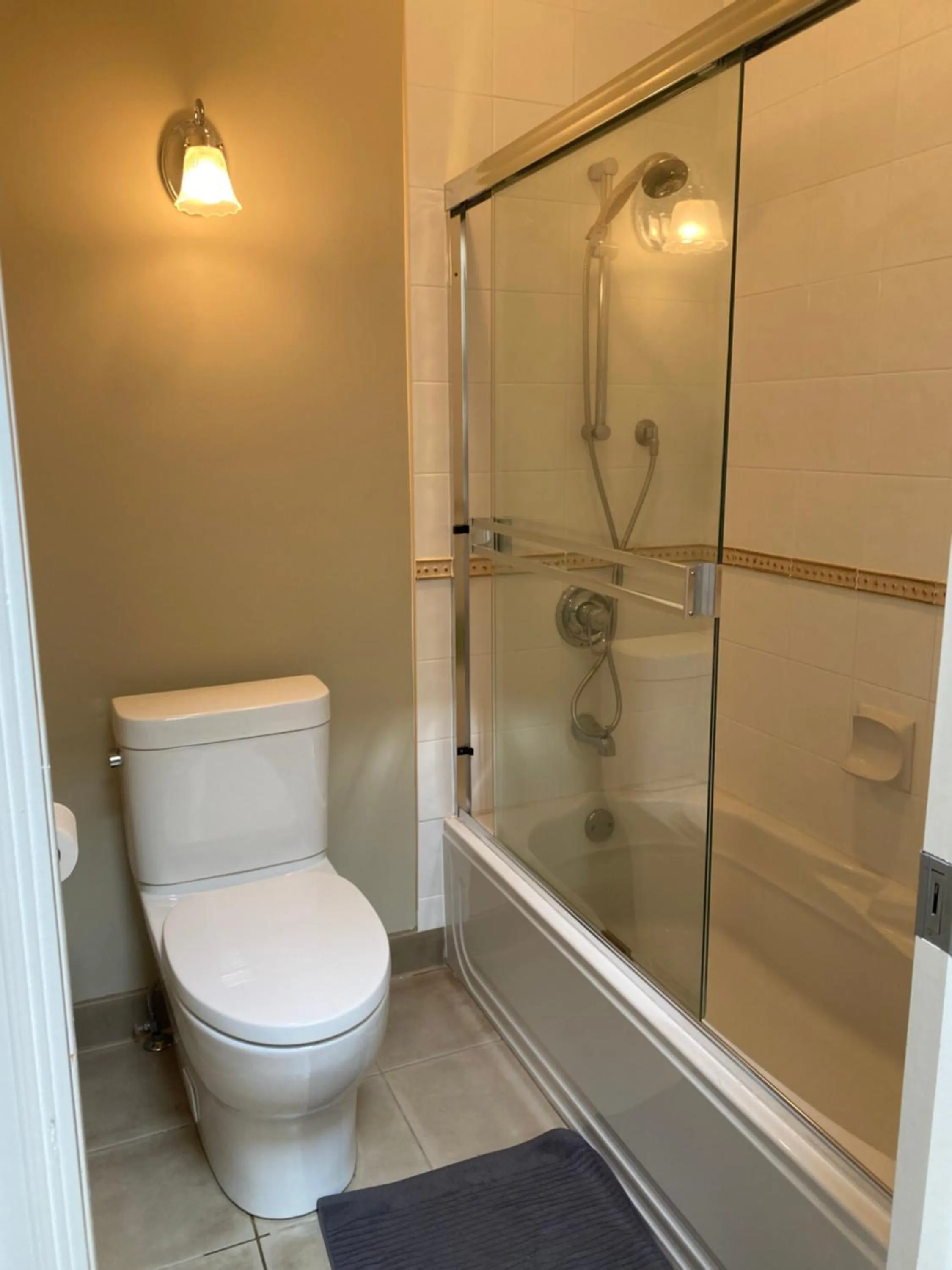 A cozy independent entrance bedroom with a private washroom close to YVR Richmond