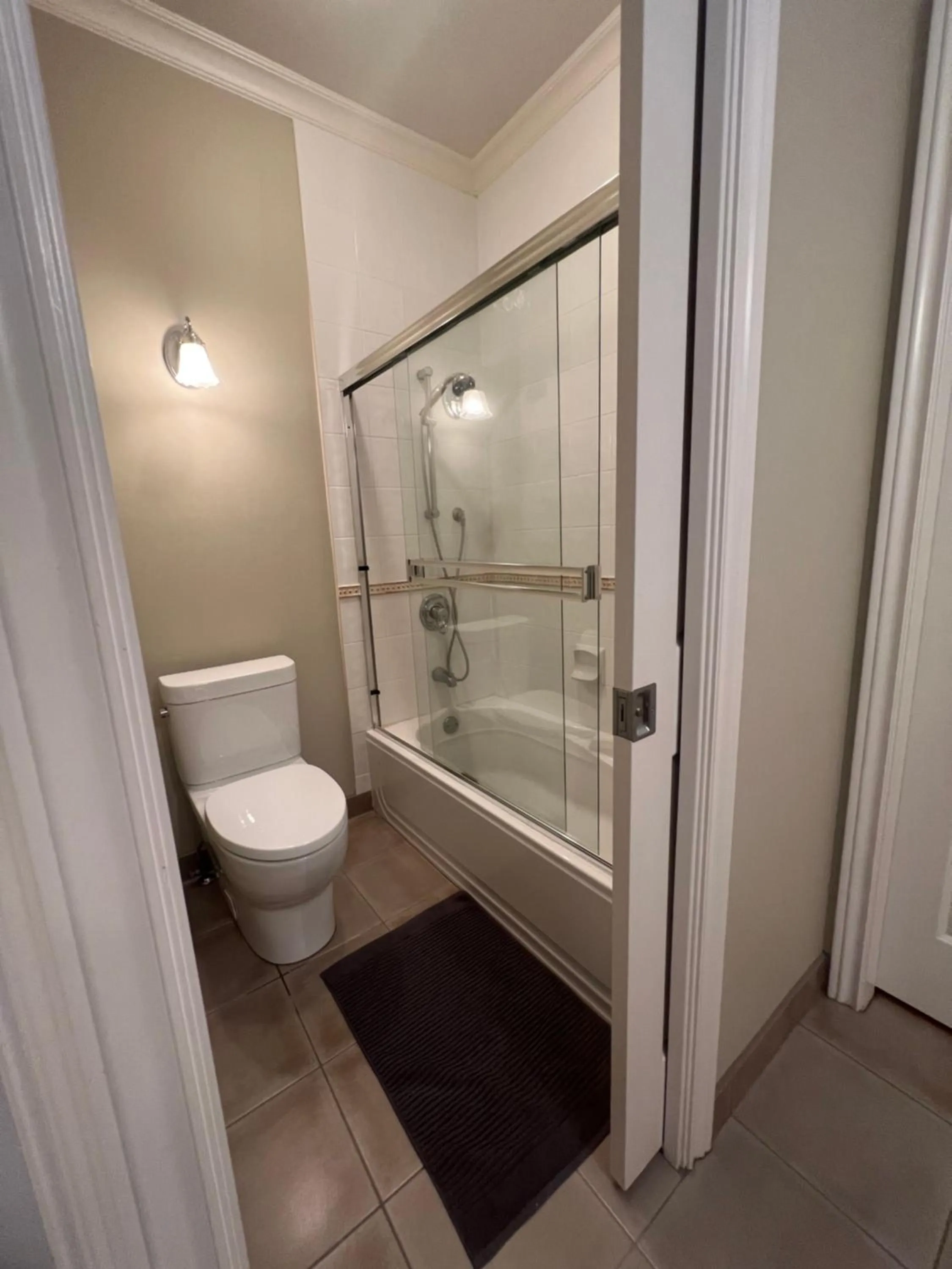 A cozy independent entrance bedroom with a private washroom close to YVR Richmond