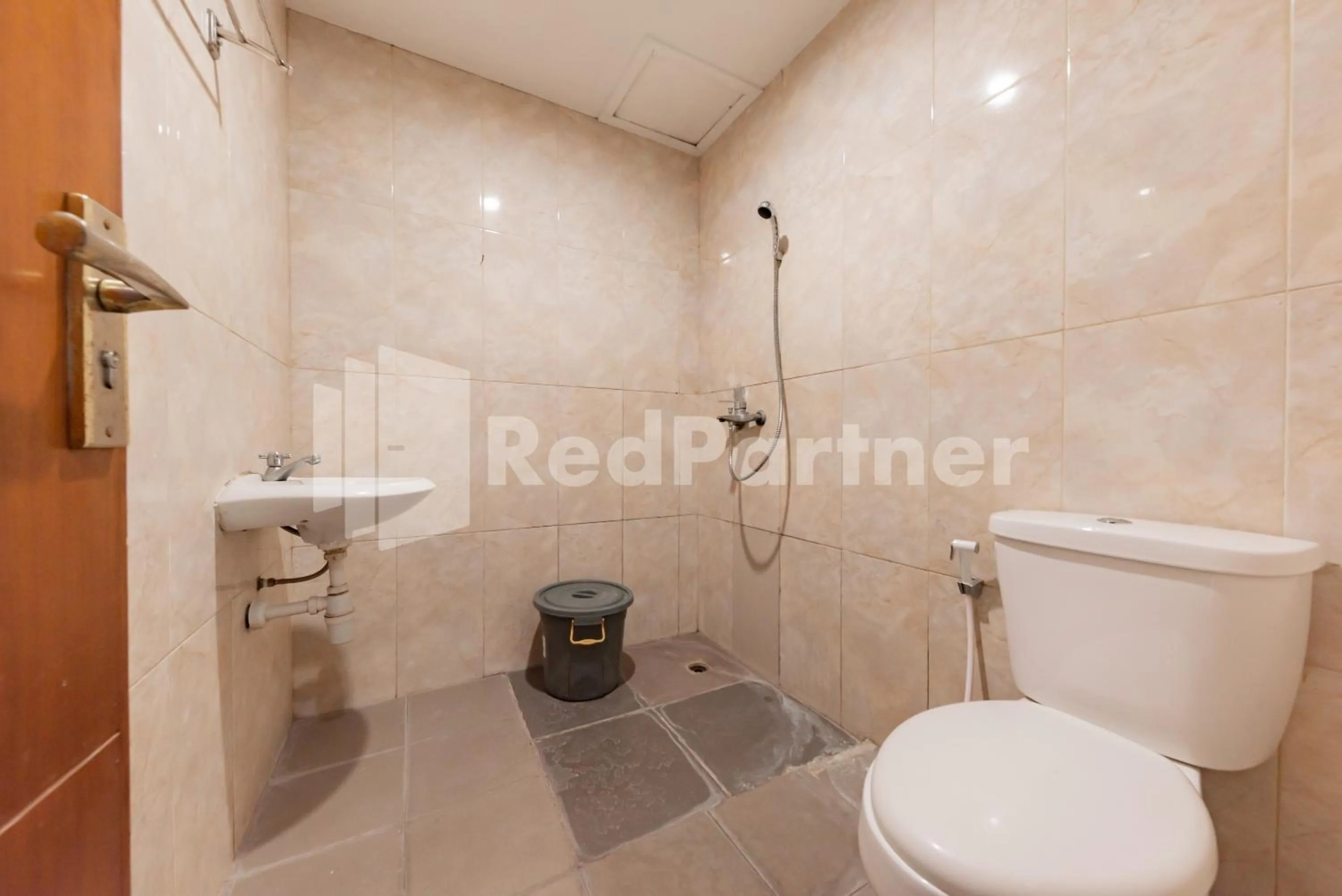 Shower in Maleo Residence Bandung Mitra RedDoorz