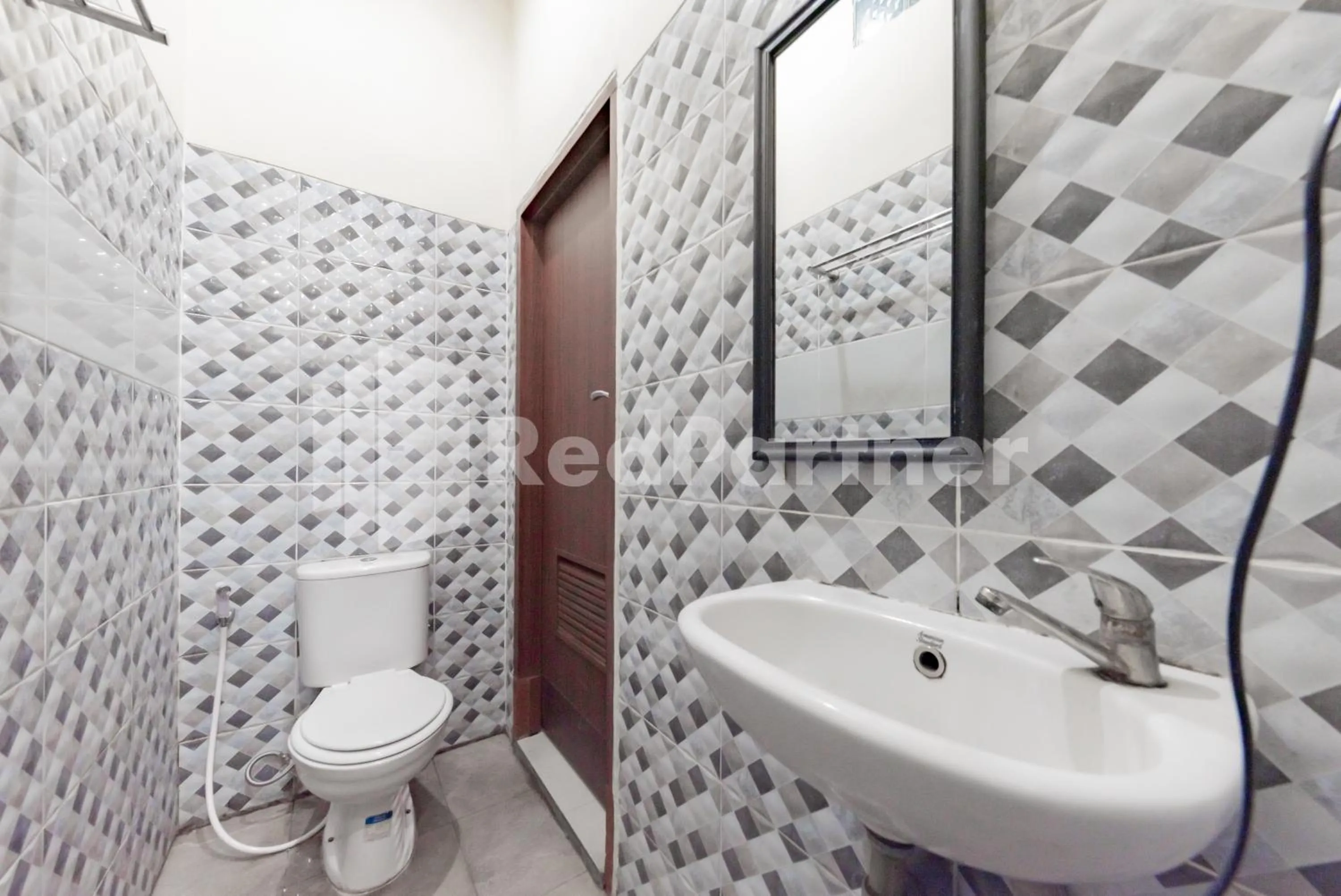 Shower in Maleo Residence Bandung Mitra RedDoorz