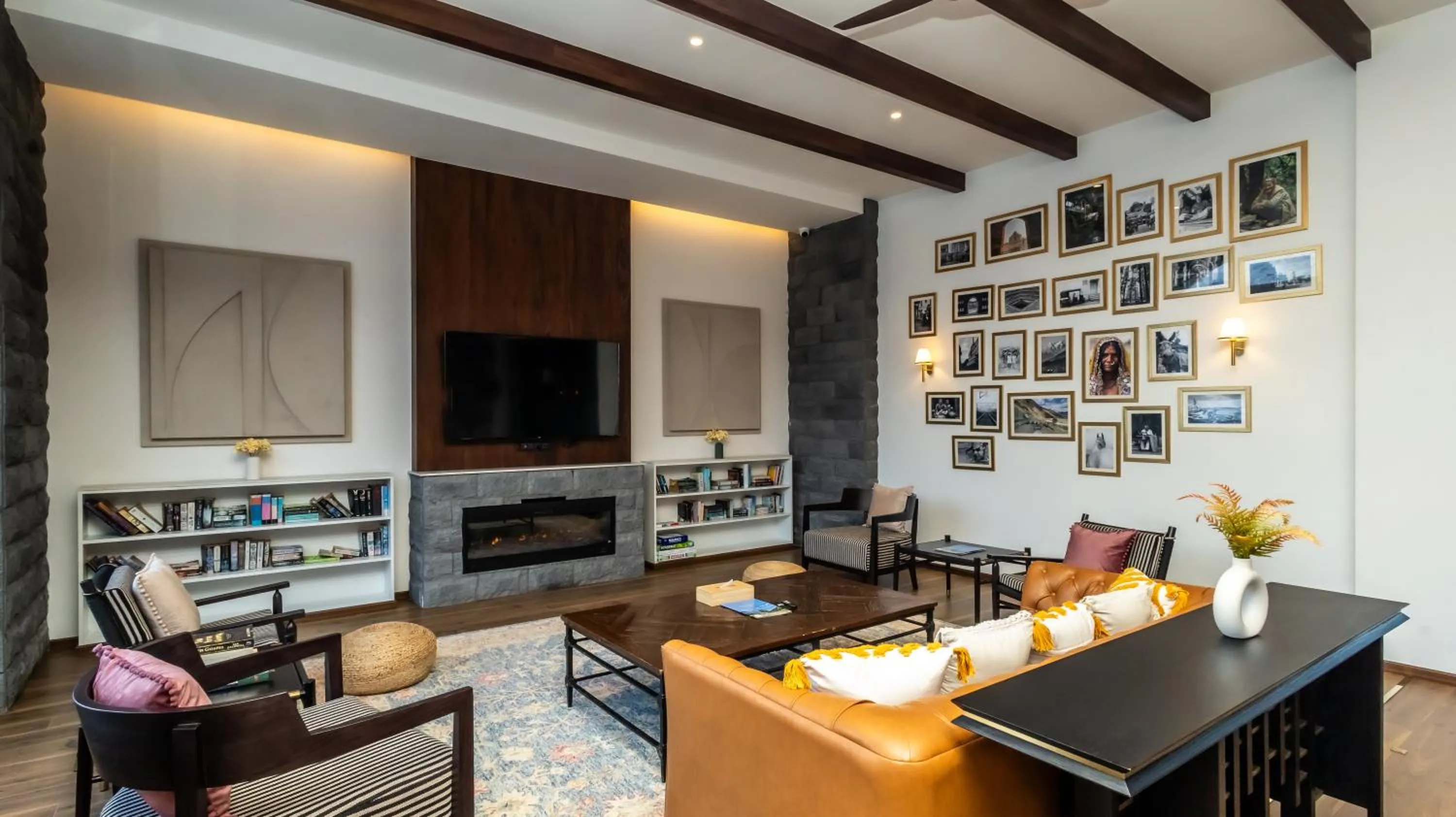 Lounge or bar in Nivasana Manali - A Luxury Boutique Hotel