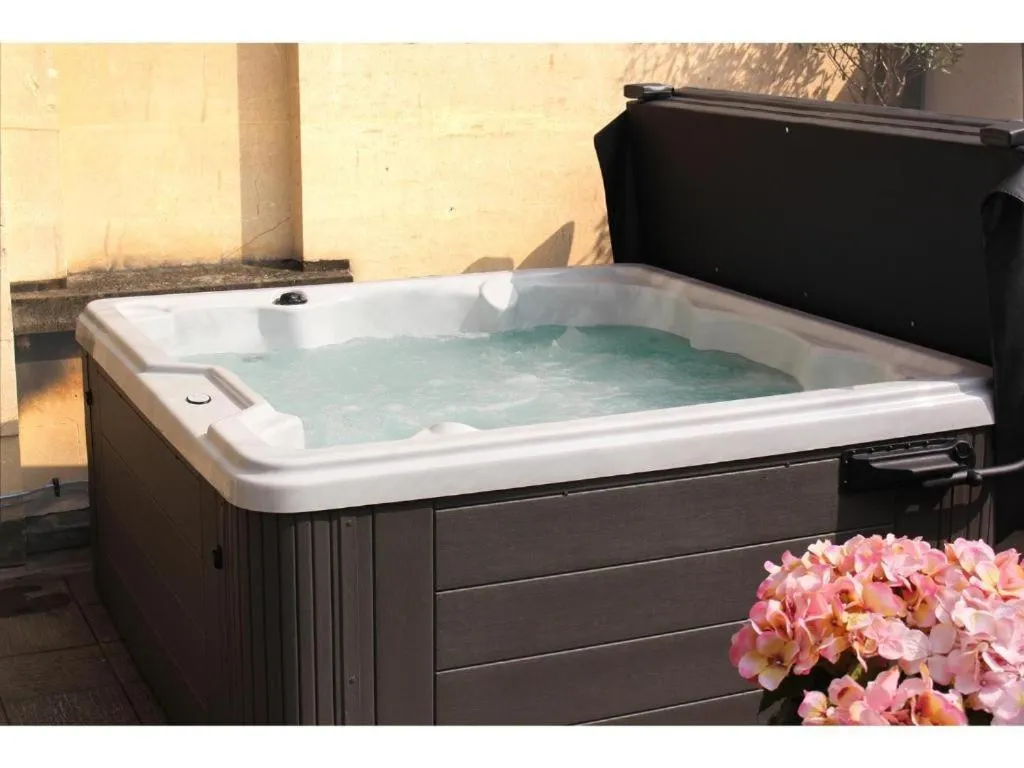 Hot Tub in Harington's Apartments - Trim Street, Hot tub