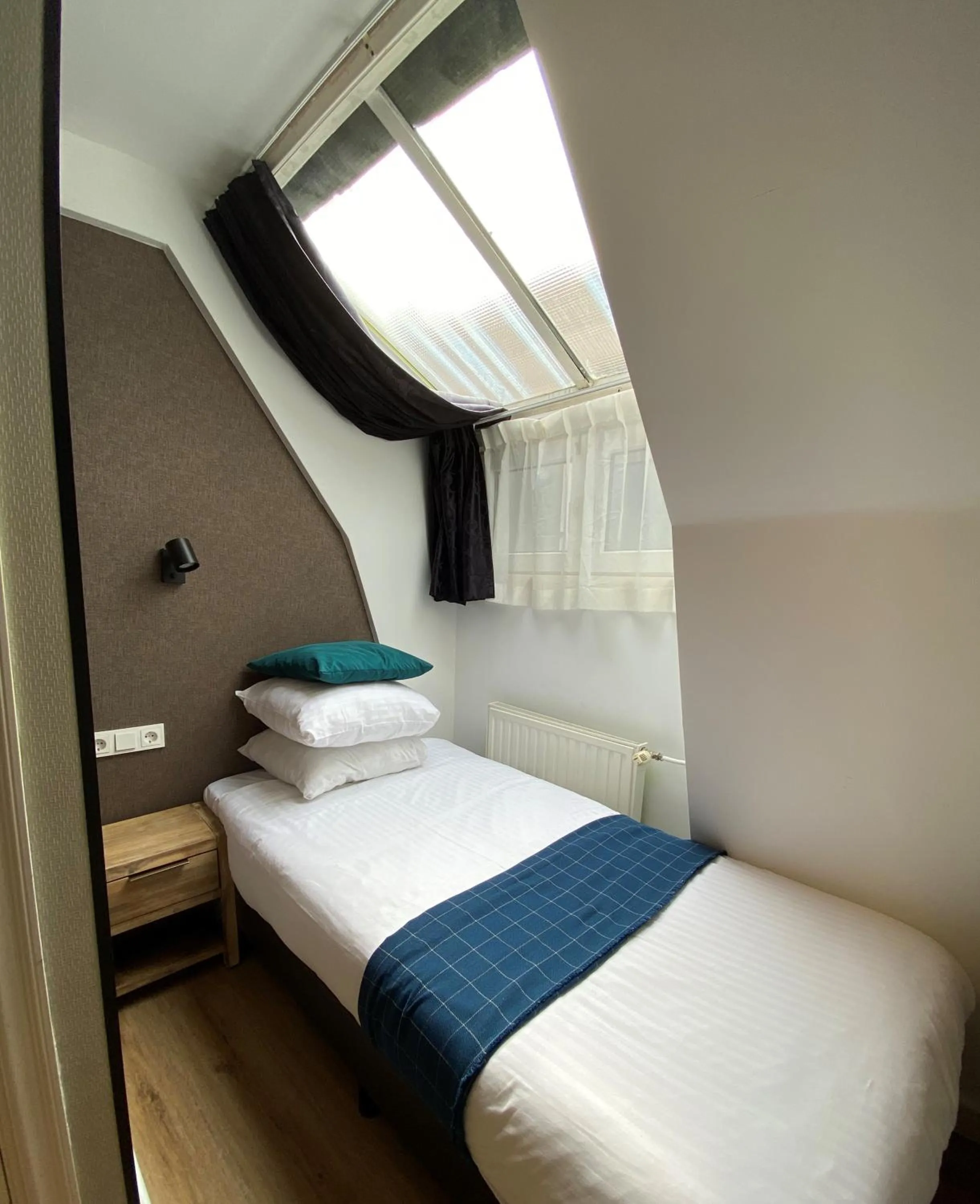 Photo of the whole room, Bed in Hotel Vondel Garden