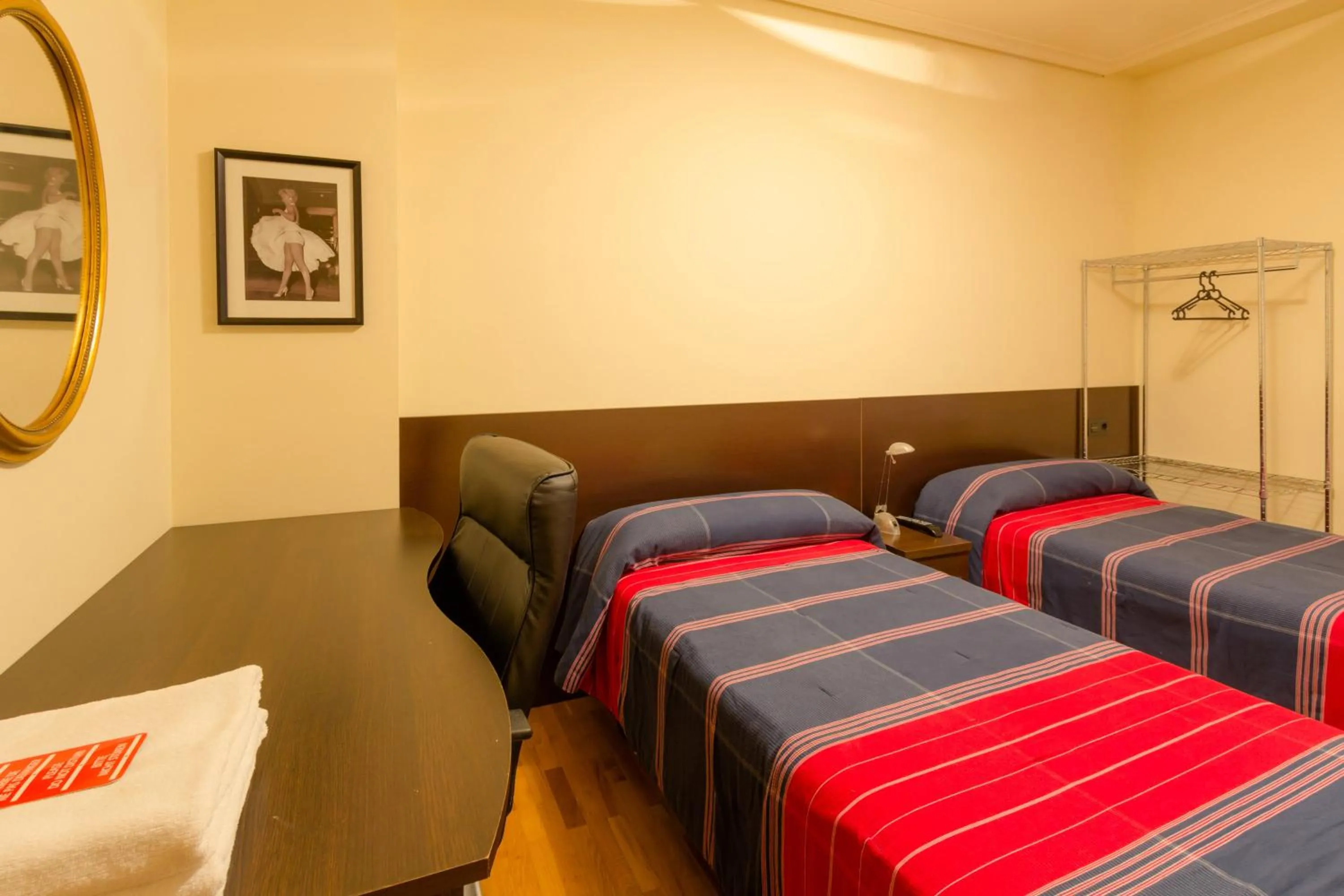 Photo of the whole room, Bed in Pension Logroño