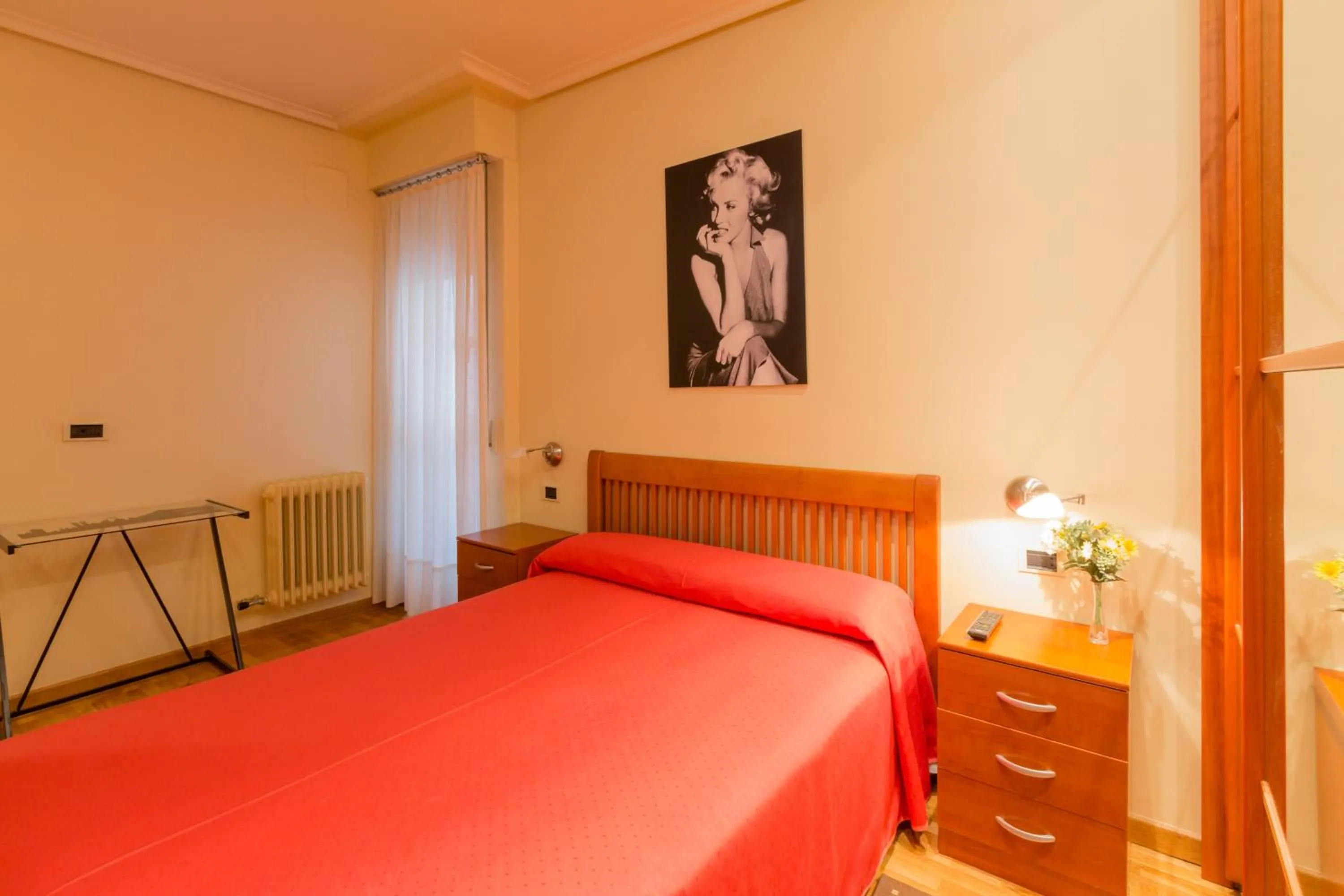 Photo of the whole room, Bed in Pension Logroño