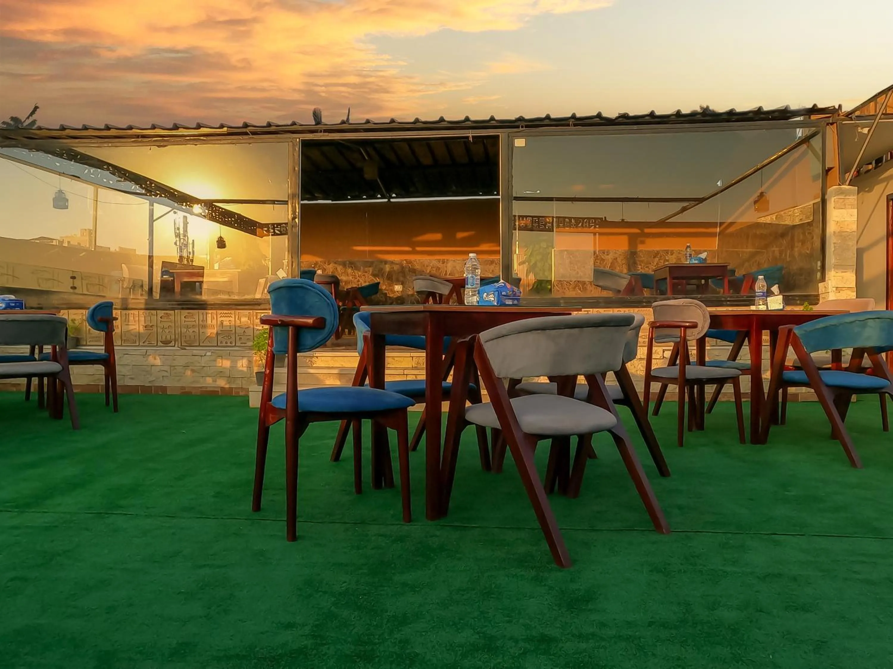 Restaurant/places to eat in Happy View Inn