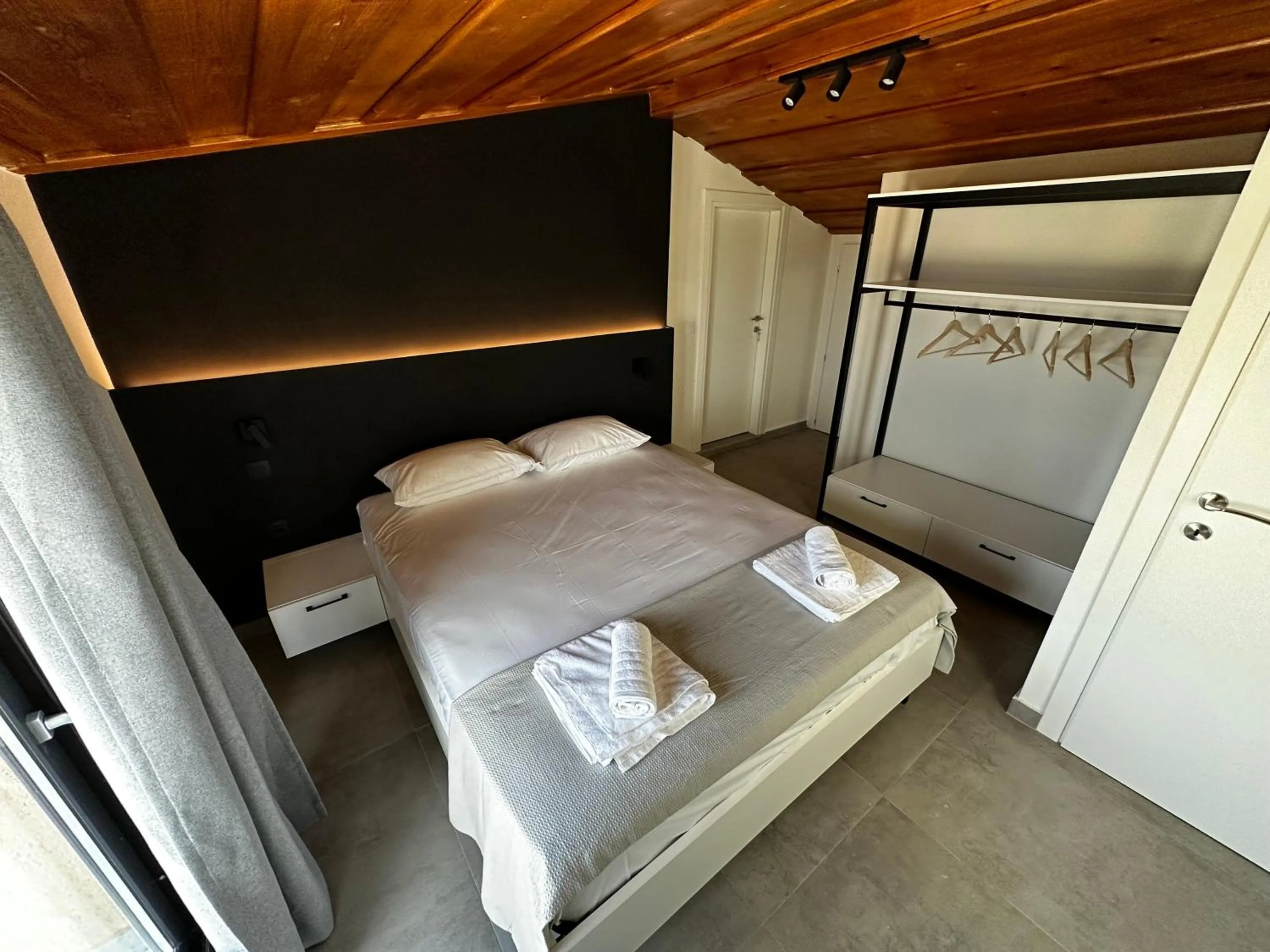 Bedroom, Bed in Lighthouse Apartments