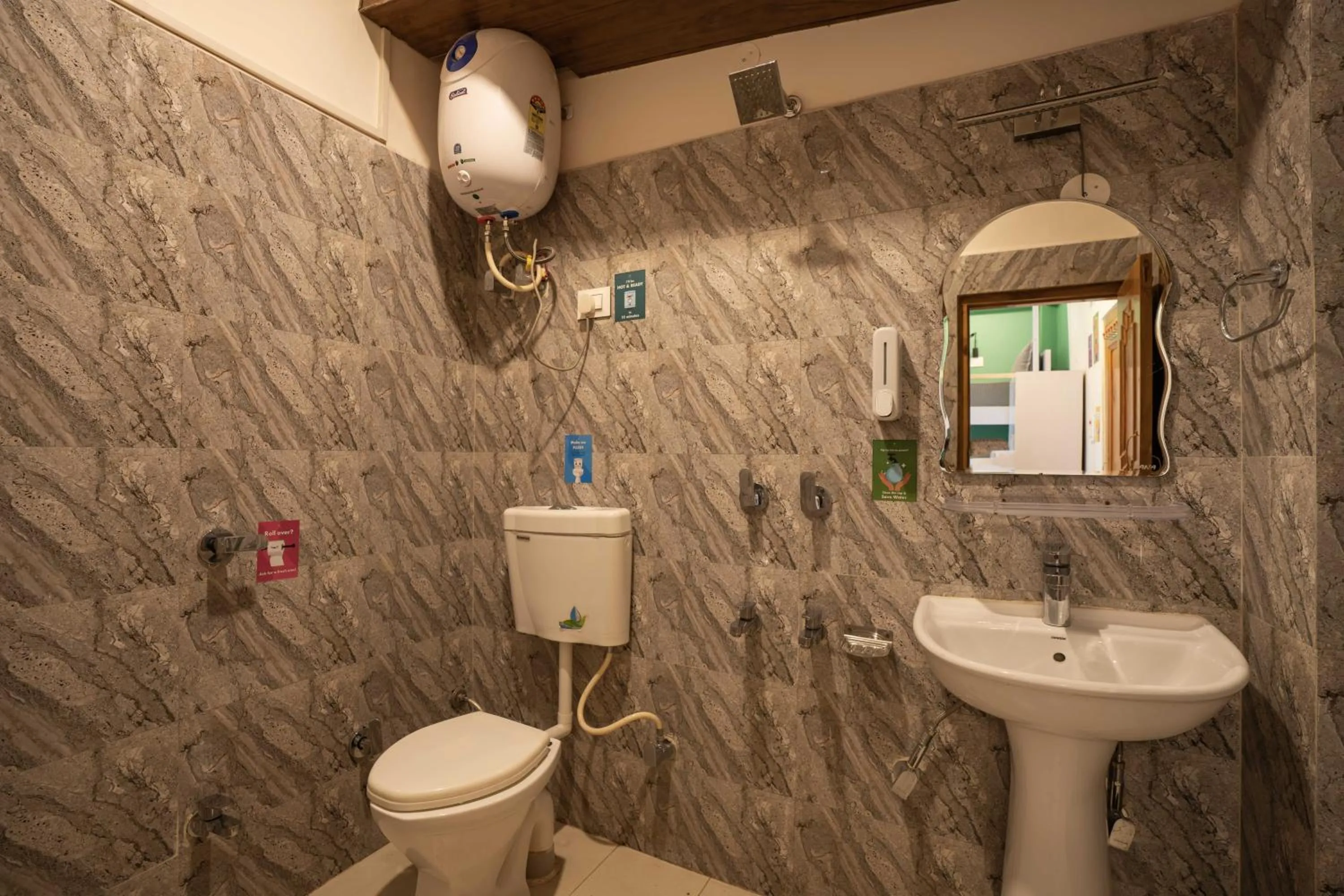 Shower in Zostel Kasol (Katagla)