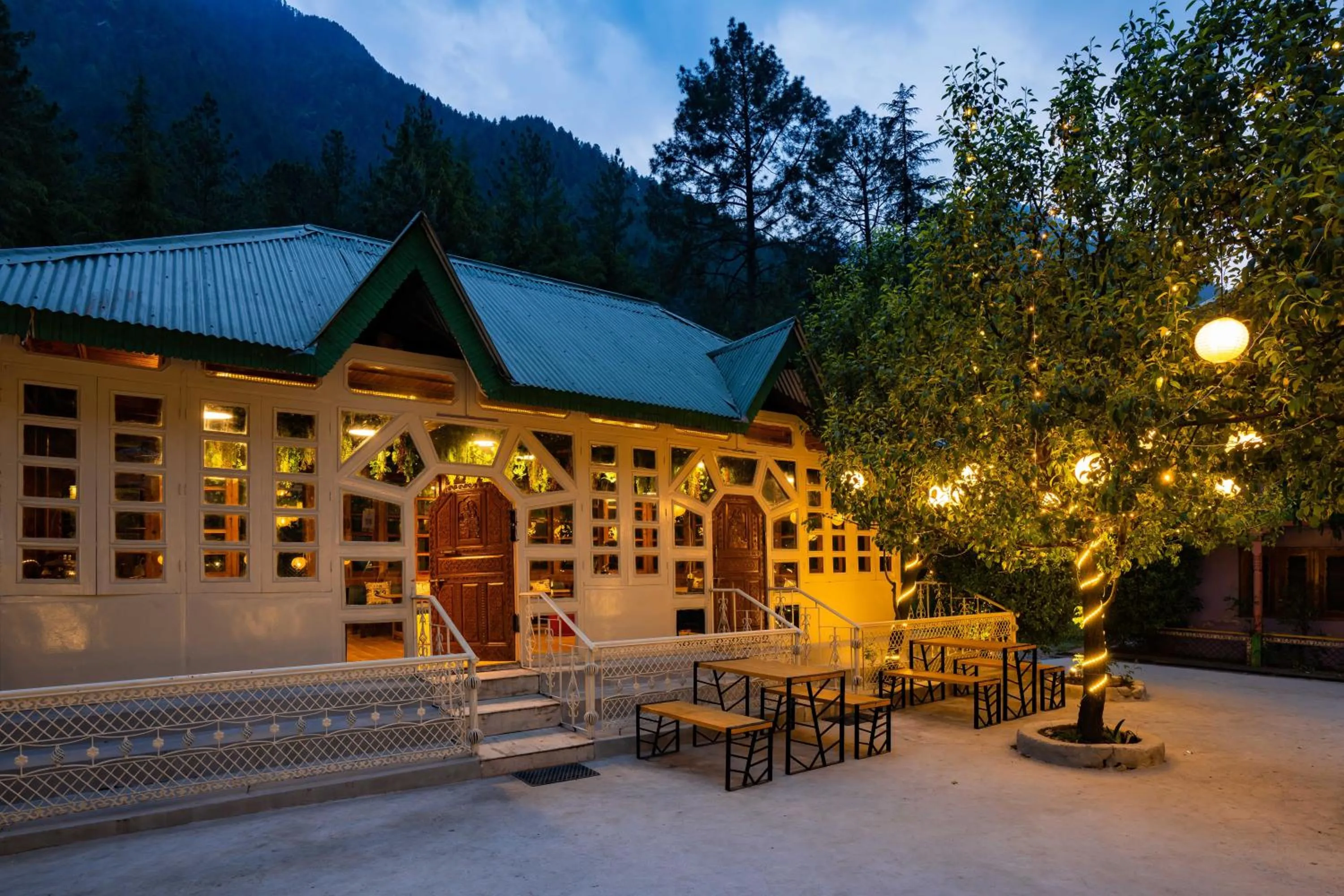 Property building in Zostel Kasol (Katagla)