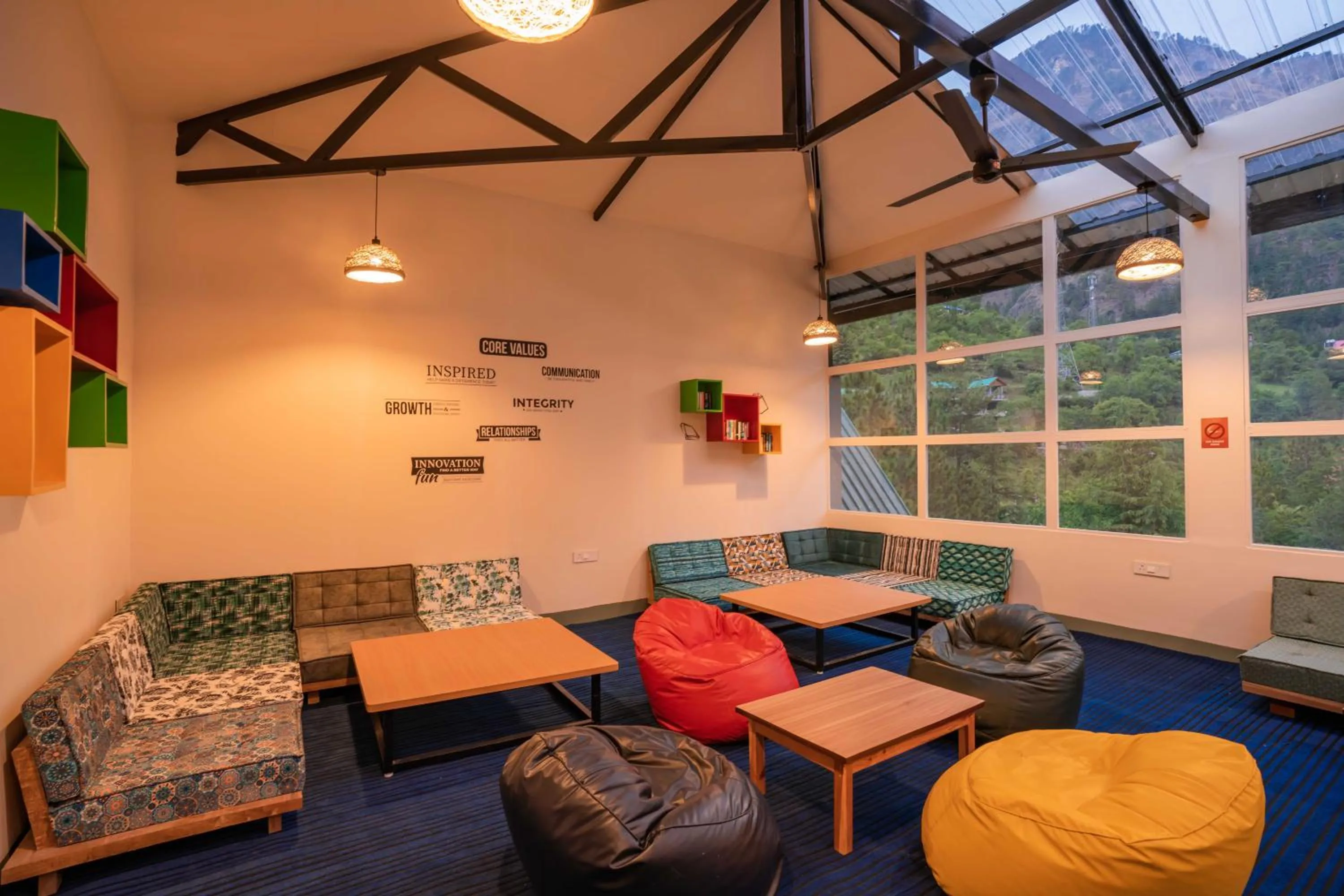 Communal lounge/ TV room in Zostel Kasol (Katagla)