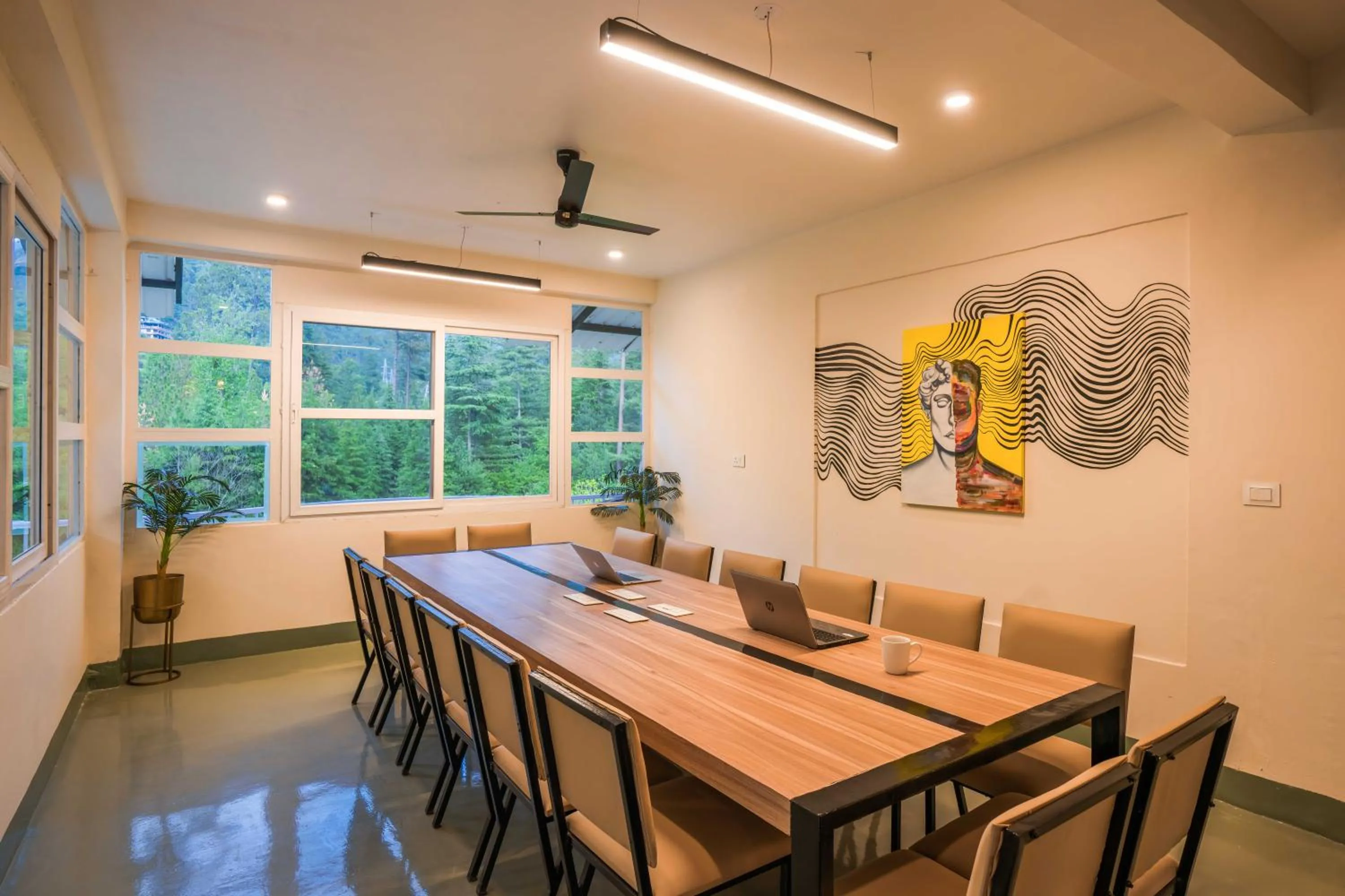 Communal lounge/ TV room in Zostel Kasol (Katagla)