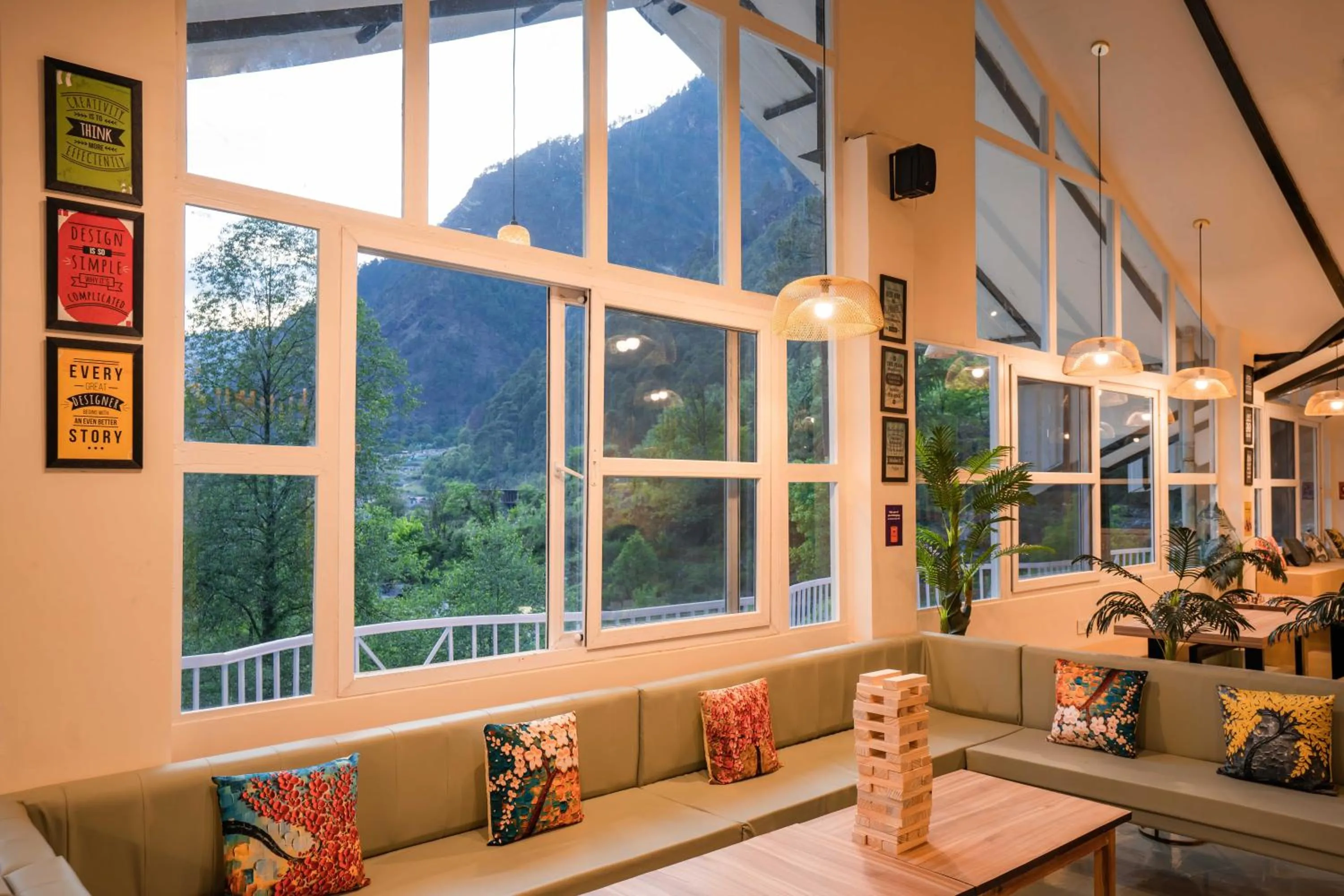 Living room in Zostel Kasol (Katagla)