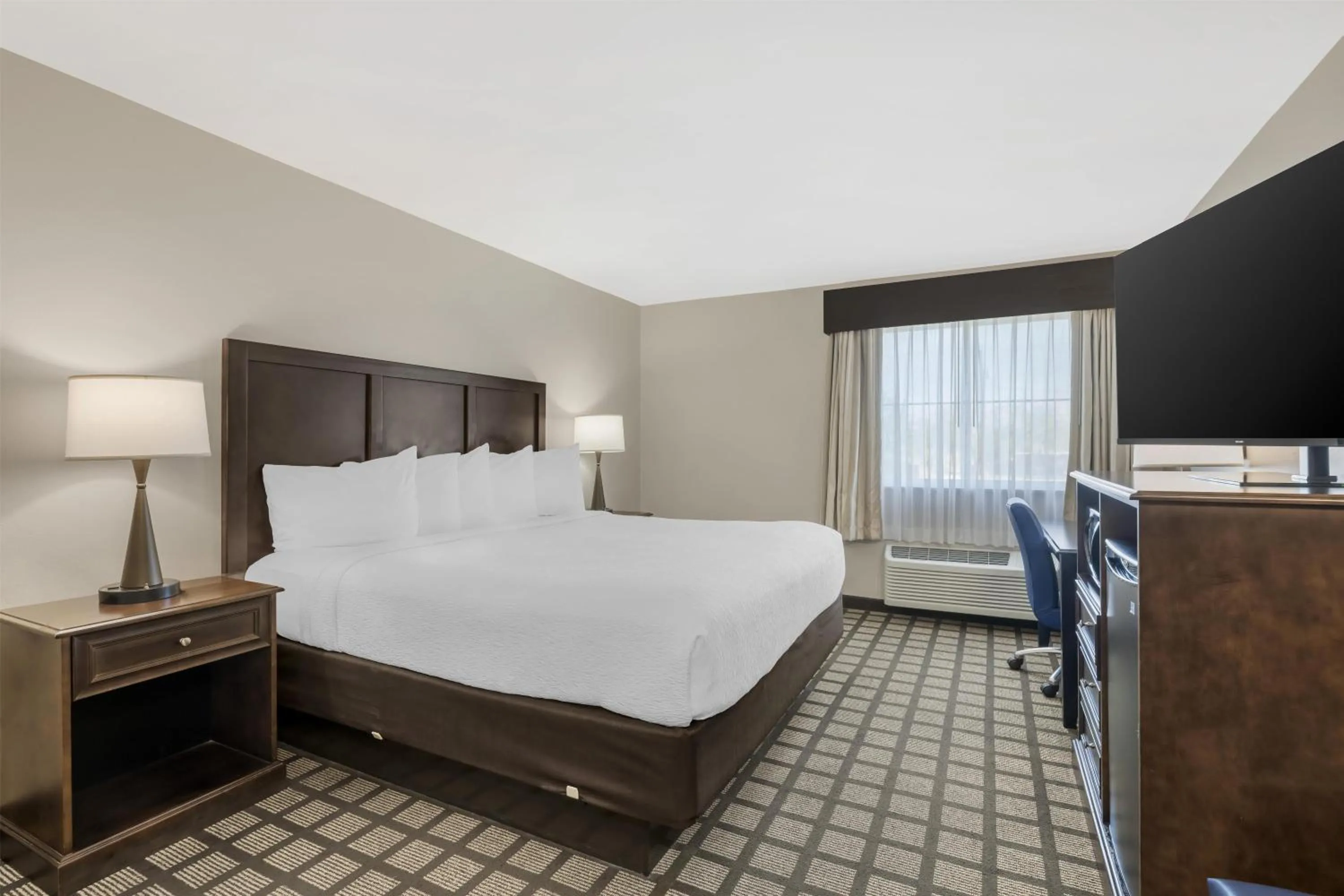 Bedroom, Bed in Best Western North Bryant Inn