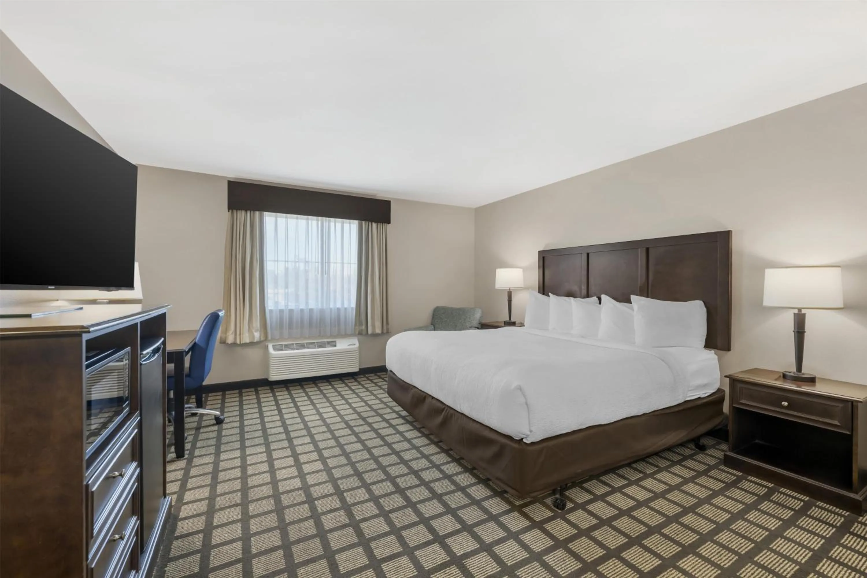 Bedroom, Bed in Best Western North Bryant Inn