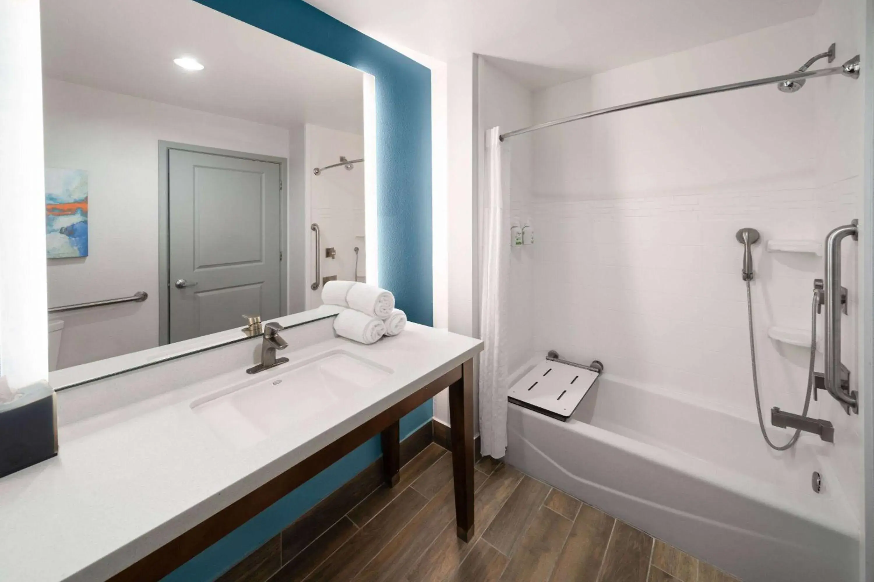 1 King Bed, Deluxe Mobility/Hearing Access Suite, Tub w/Grab Bars, No Smoking in La Quinta by Wyndham Rockport - Fulton 1 King Bed, Deluxe Mobility/Hearing Access Suite, Tub w/Grab Bars, No Smoking in La Quinta by Wyndham Rockport - Fulton