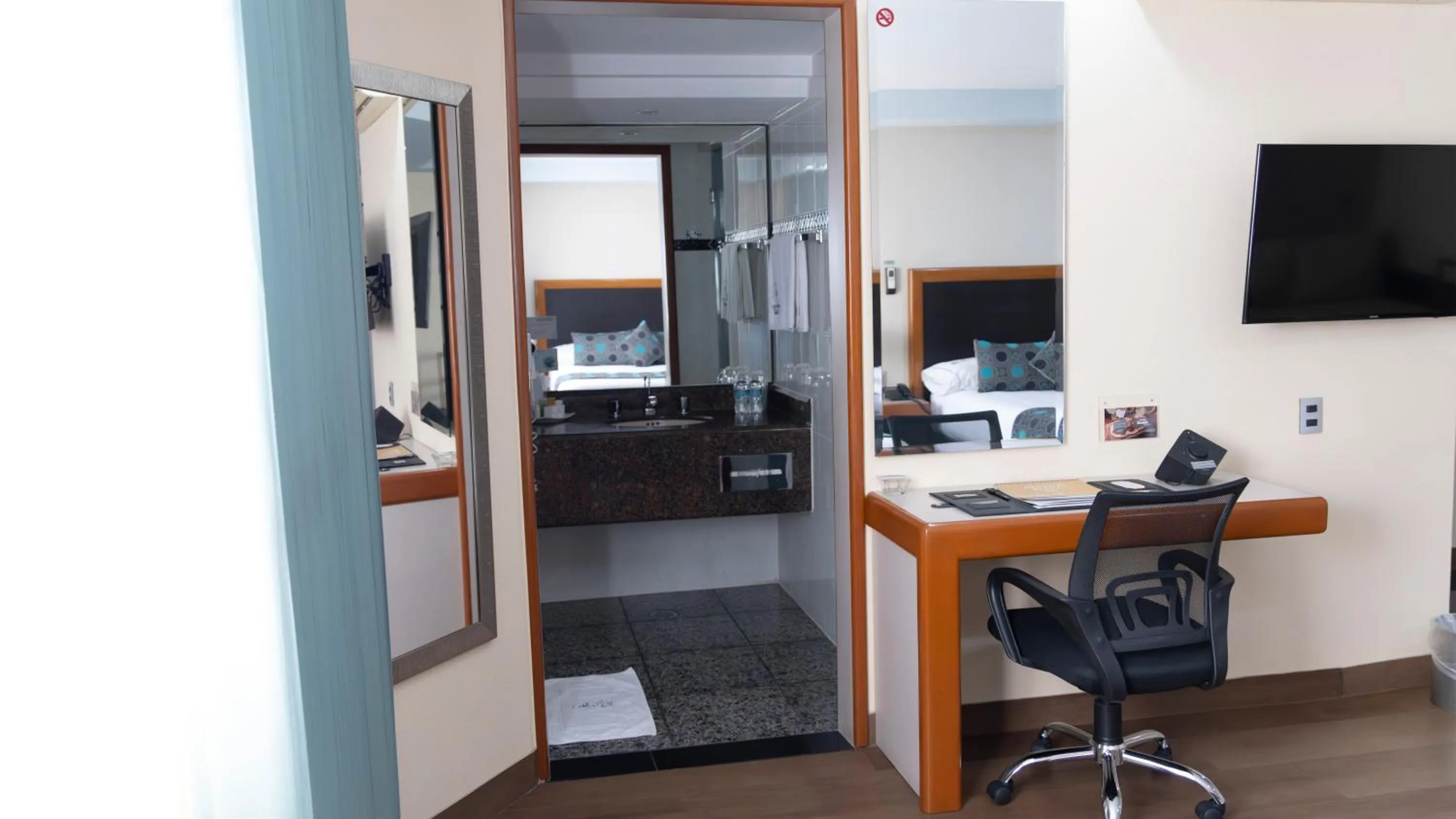 Photo of the whole room in Hotel Abastos Plaza