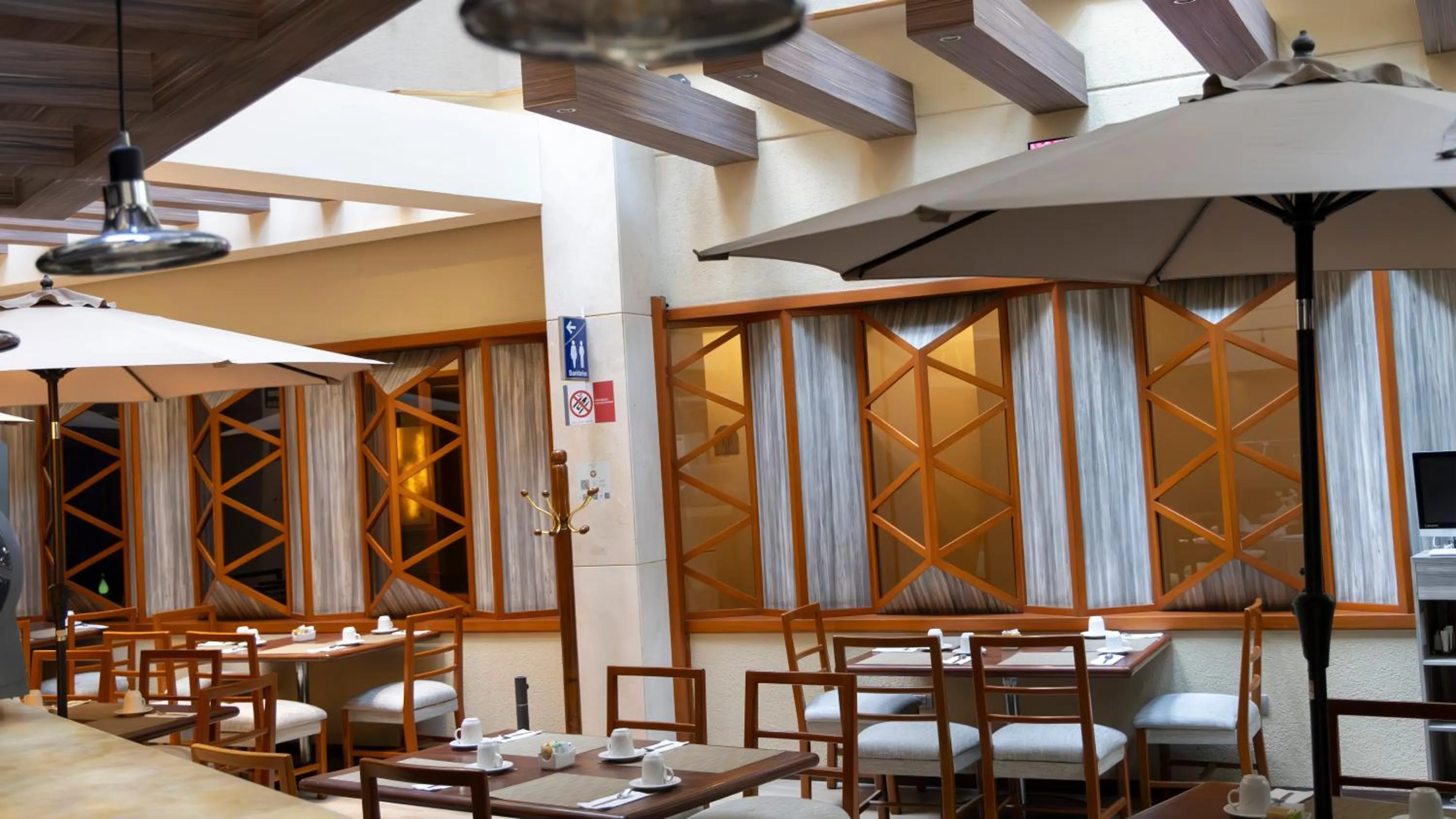 Restaurant/places to eat in Hotel Abastos Plaza