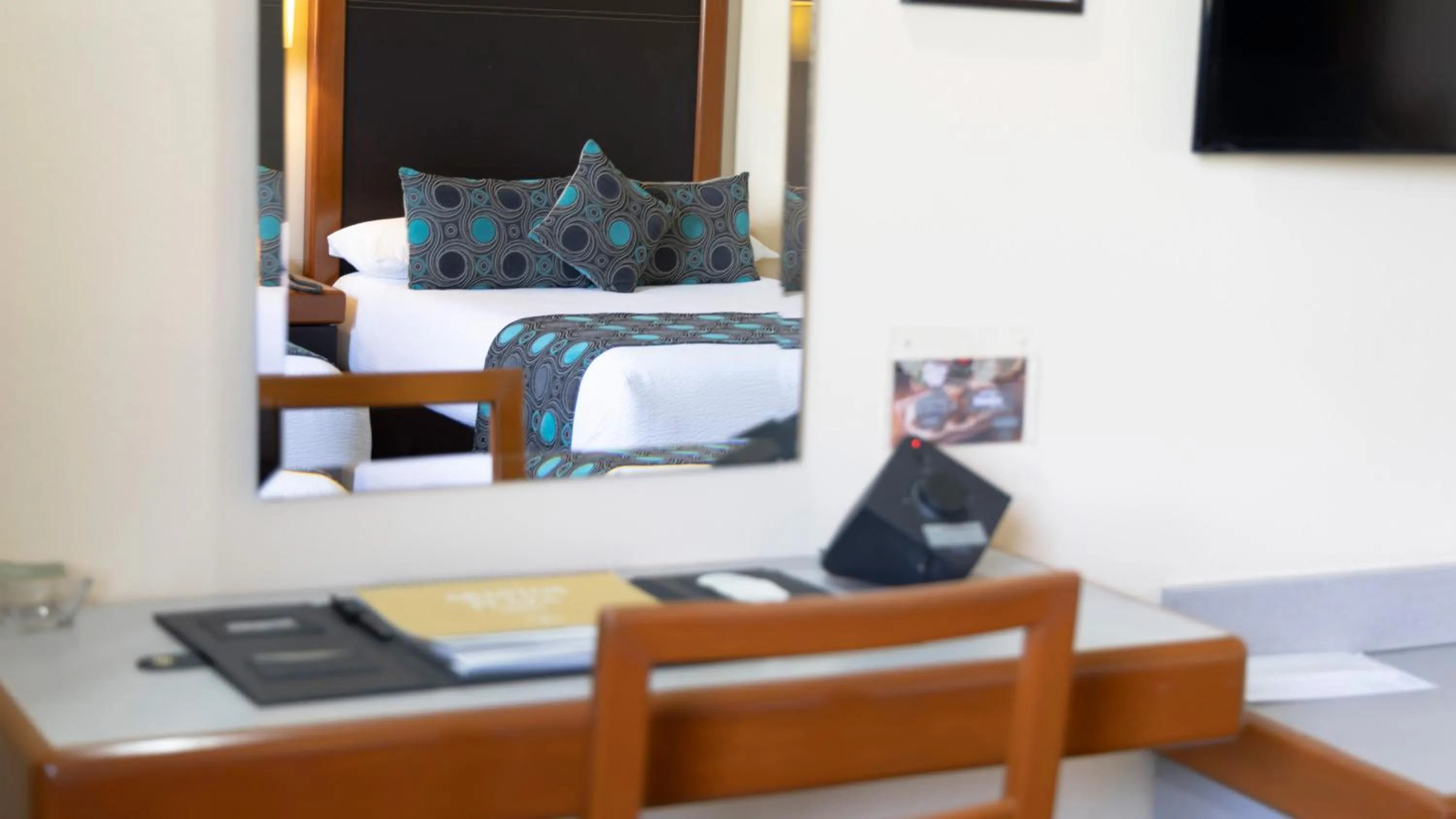 Photo of the whole room in Hotel Abastos Plaza