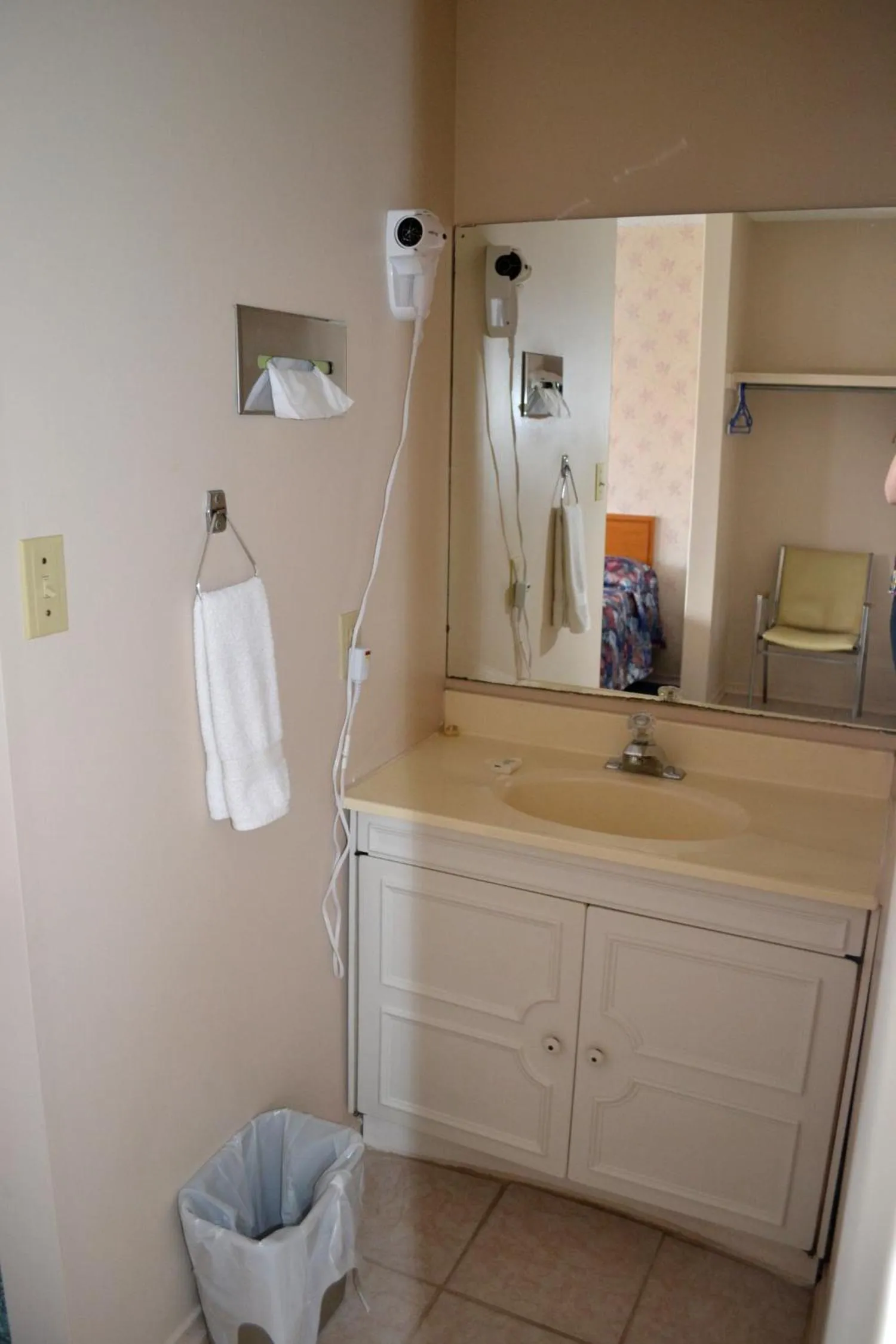 Bathroom in Lighthouse Motel