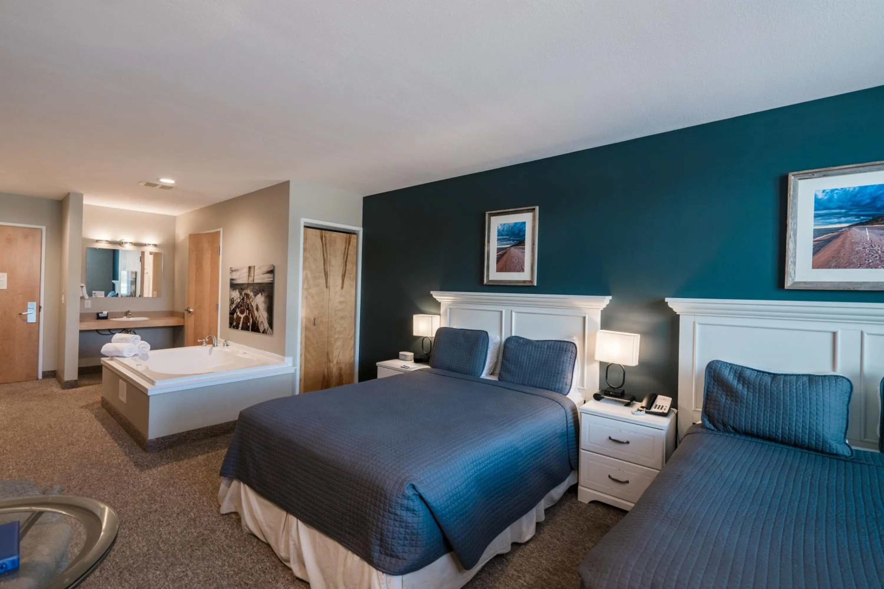 Shower, Bed in Weathervane Inn