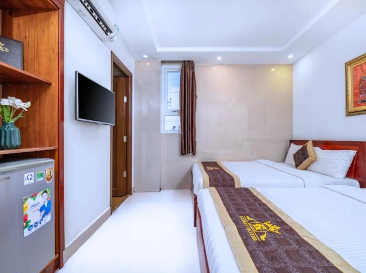 Communal lounge/ TV room, Bed in Dubai Hotel