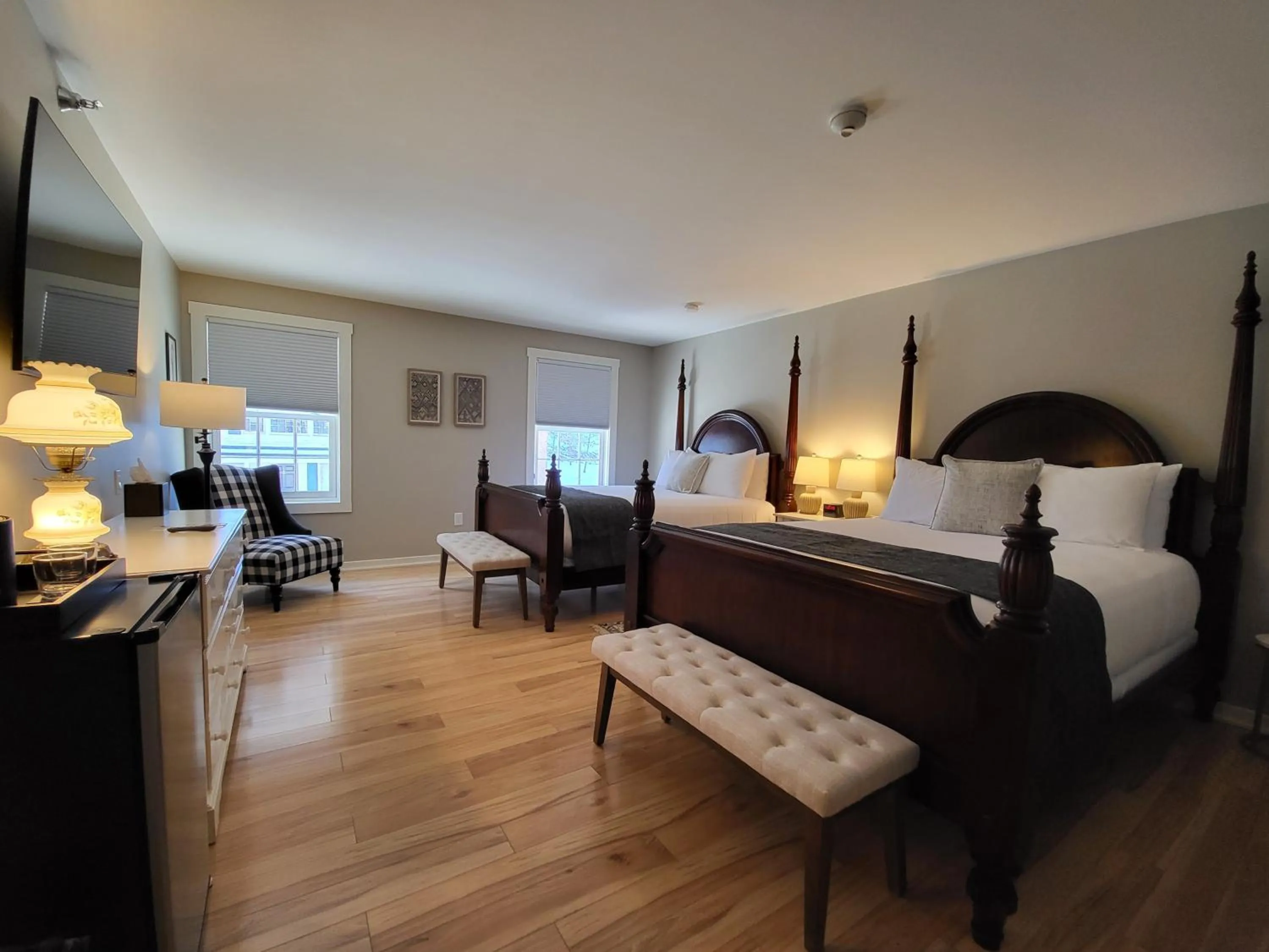 Photo of the whole room, Bed in The Stowe Village Inn