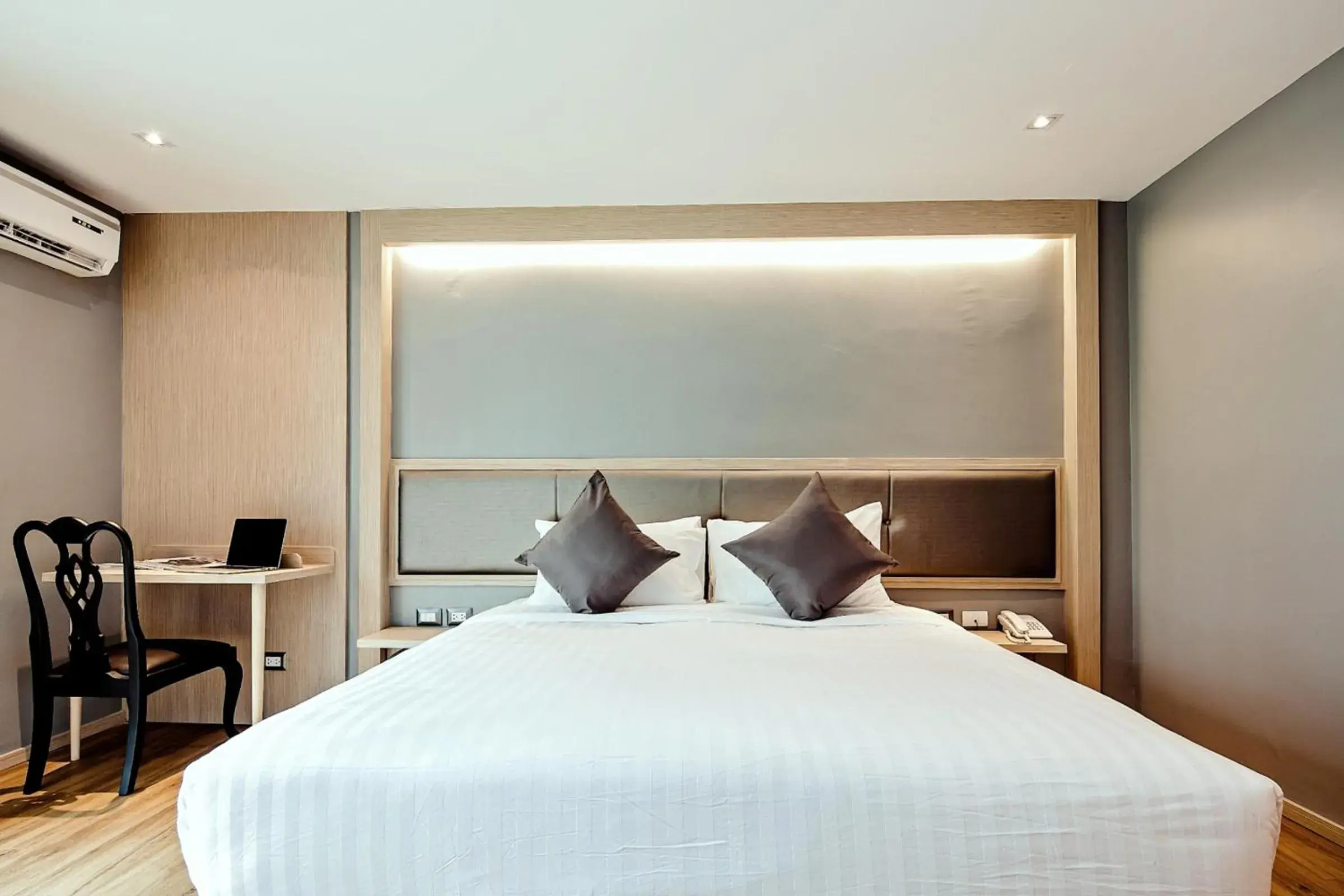 Superior King Room in Three Sukhumvit Hotel - SHA Plus Certified Superior King Room in Three Sukhumvit Hotel - SHA Plus Certified