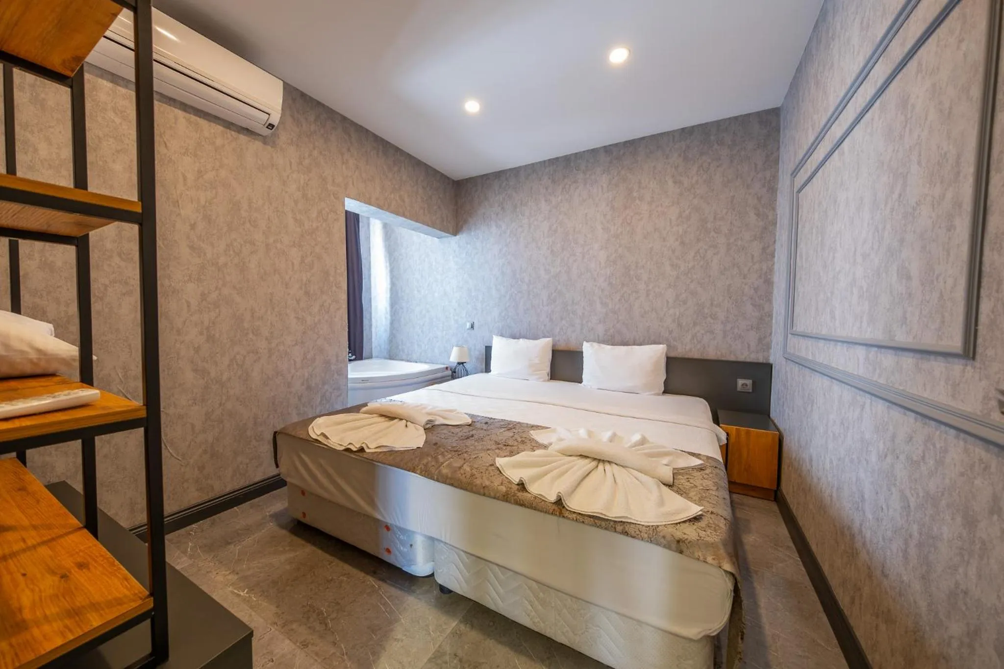 Photo of the whole room, Bed in Mrt Suites Lara