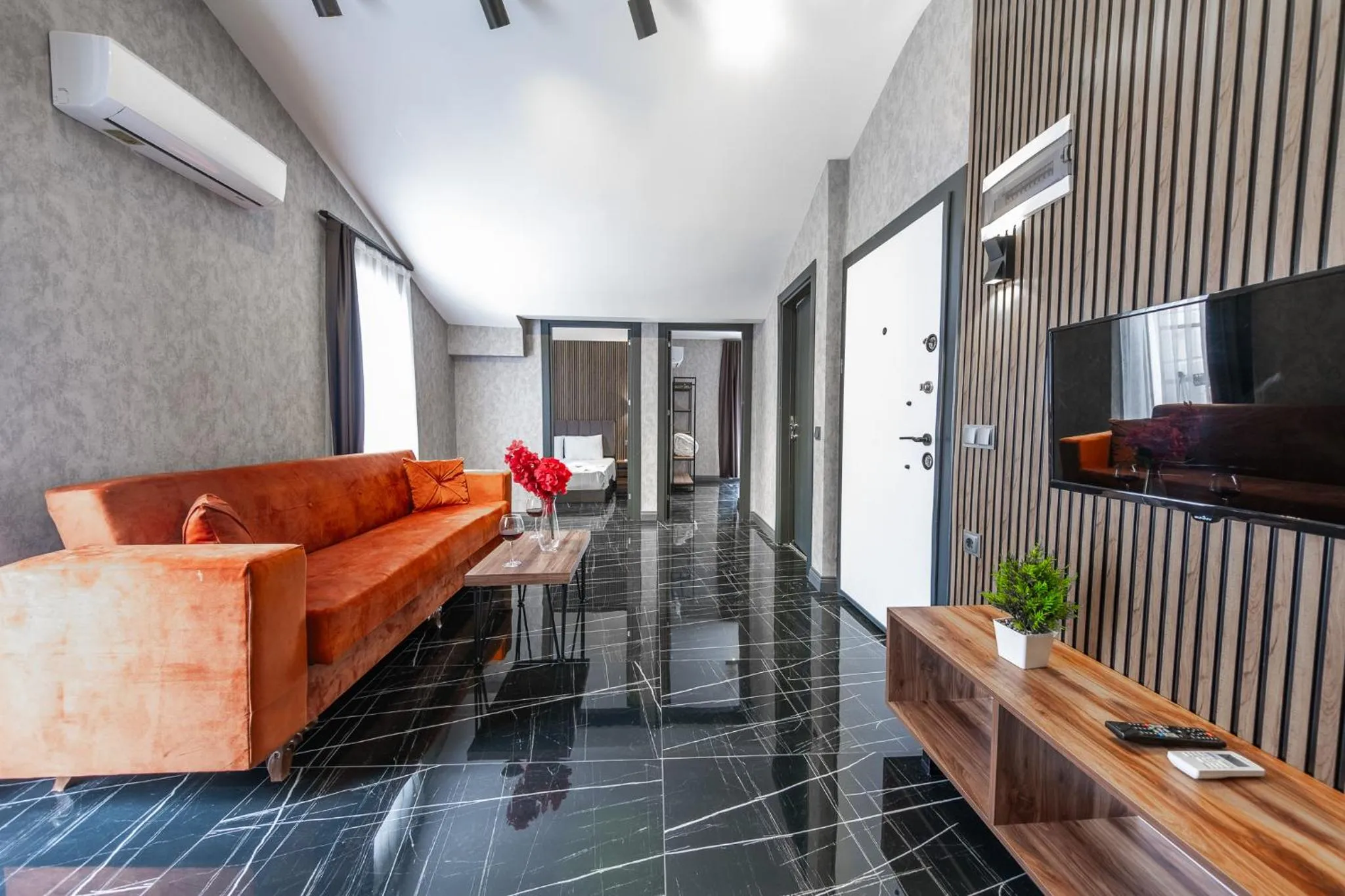 TV and multimedia in Mrt Suites Lara