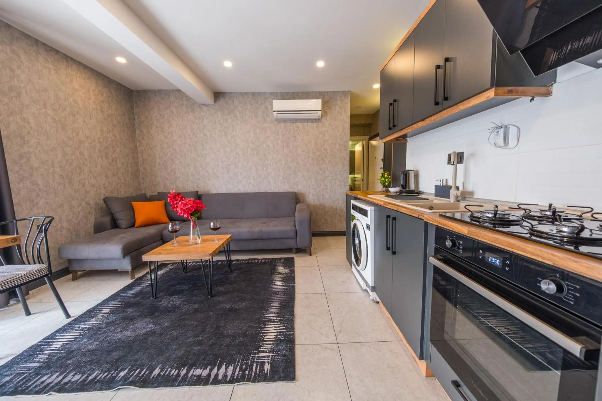 Kitchen or kitchenette in Mrt Suites Lara