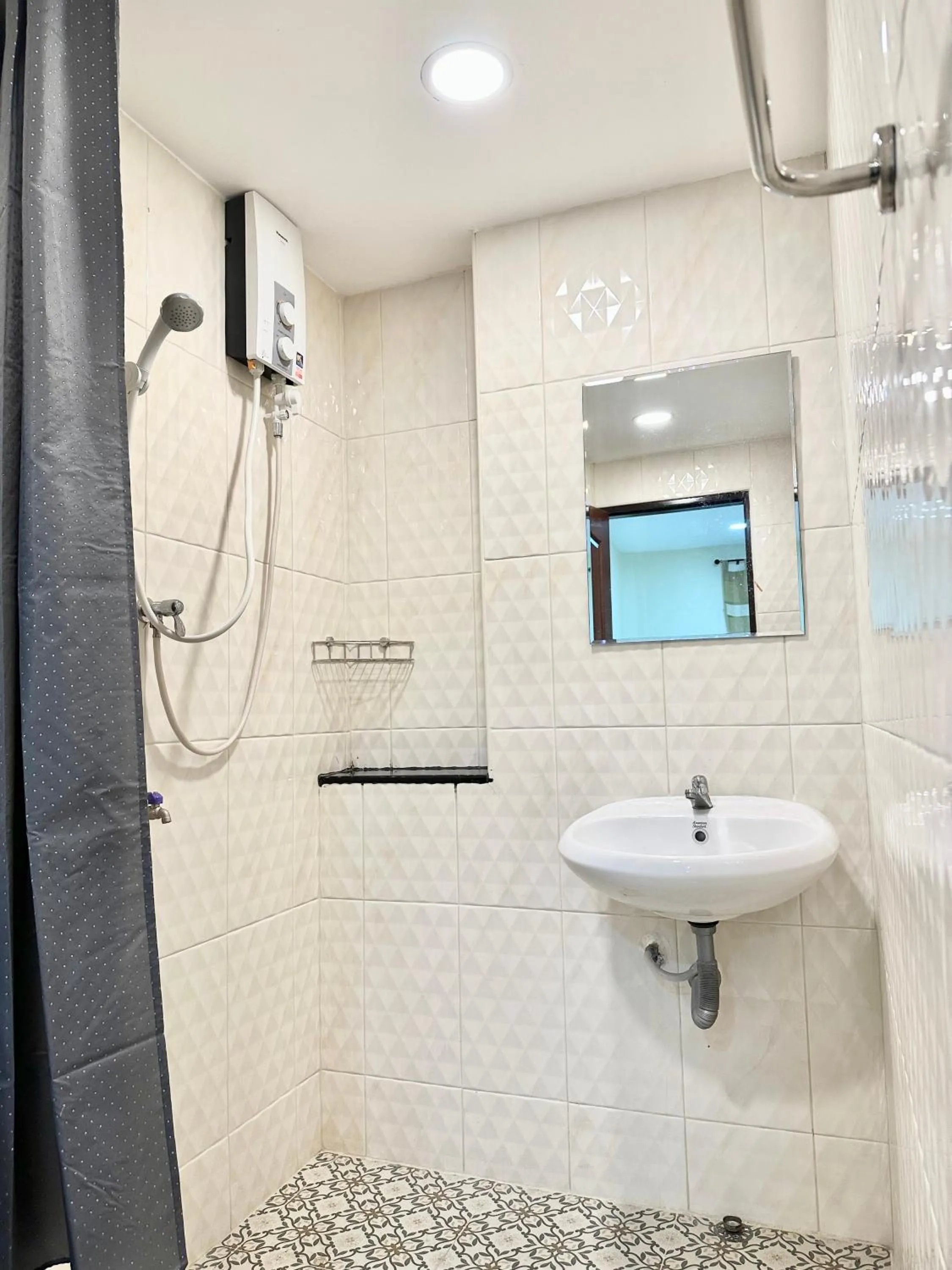 Shower in Baan at Khaosan Hostel