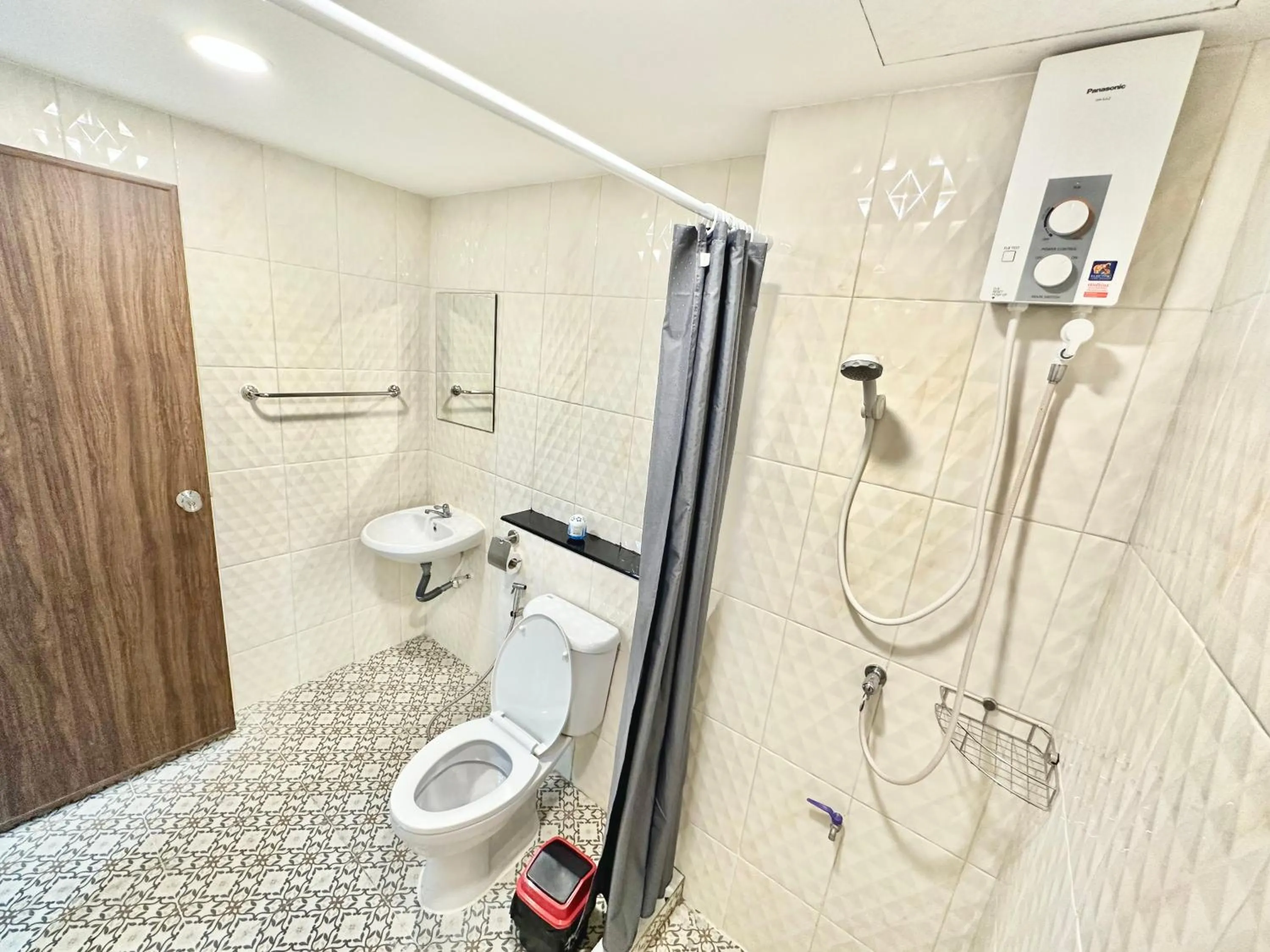 Toilet in Baan at Khaosan Hostel