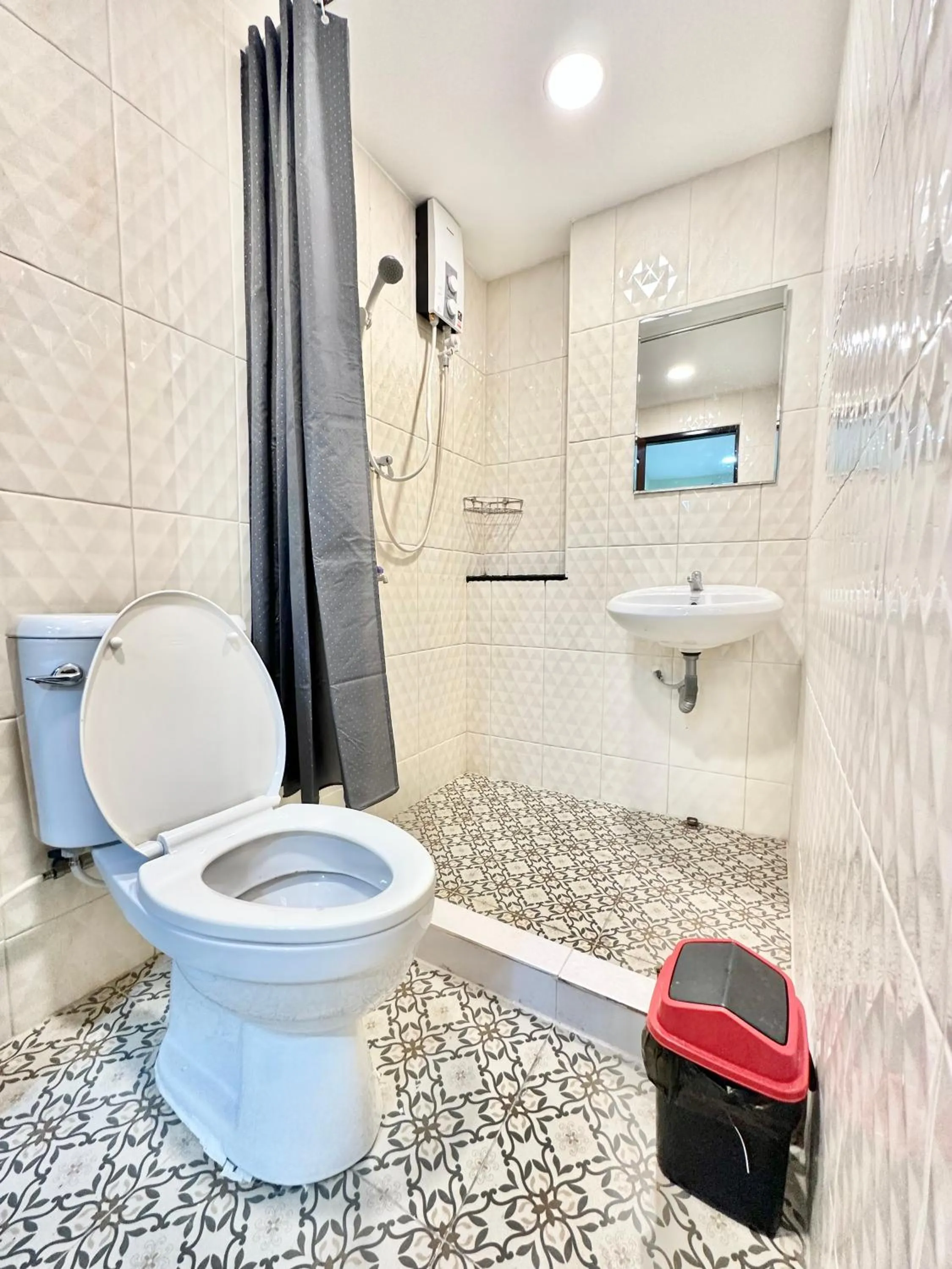 Toilet in Baan at Khaosan Hostel