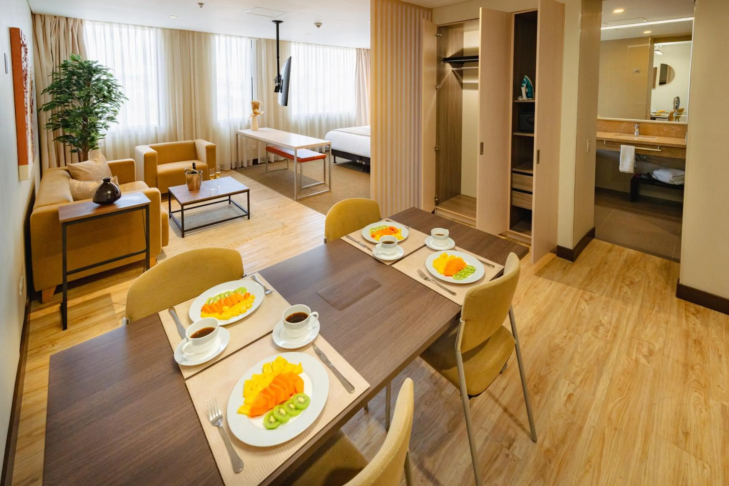 Dining area, Bed in Liv Zona G Hotel By Sarasti