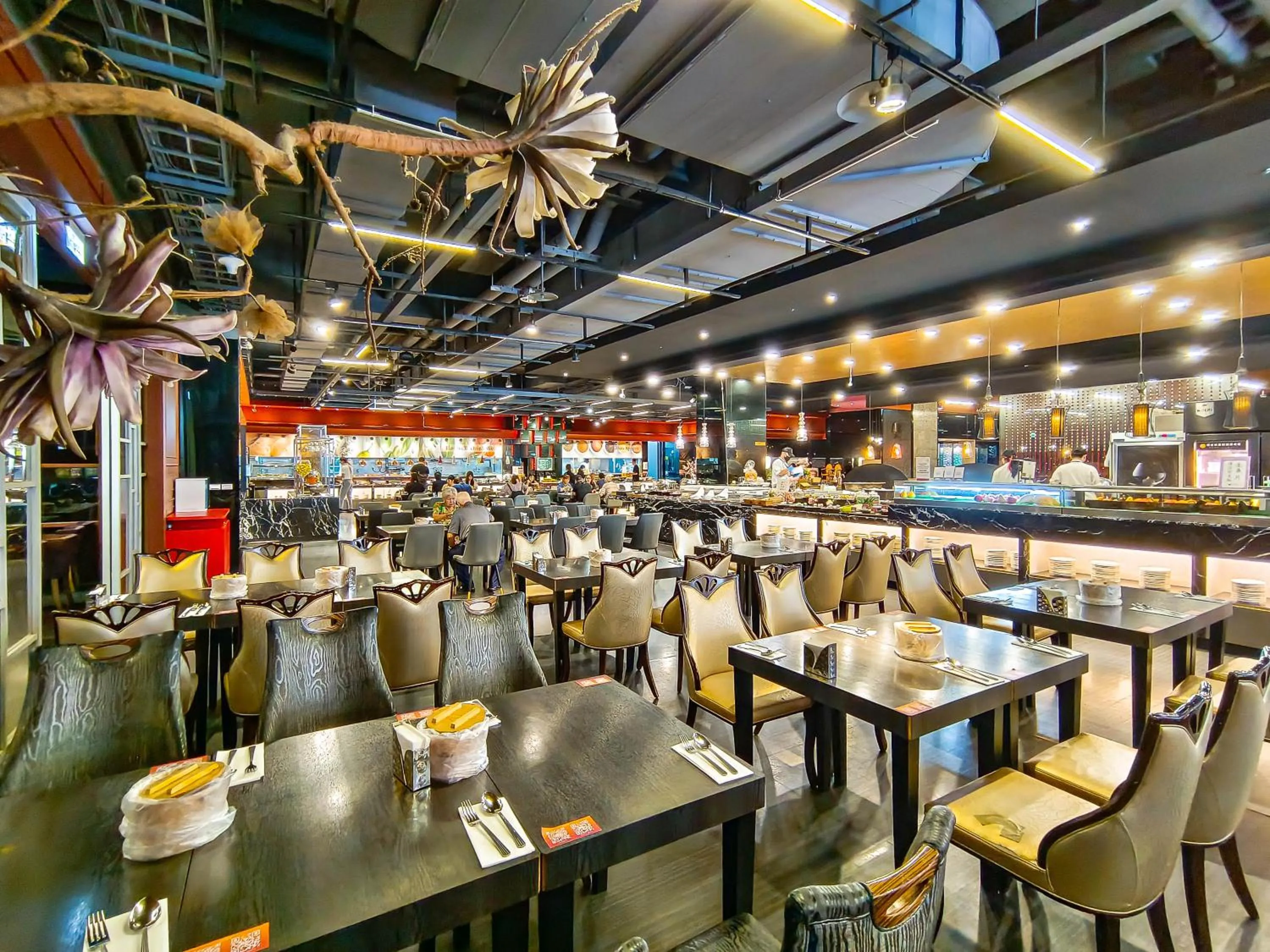 Restaurant/places to eat in In Sky Hotel