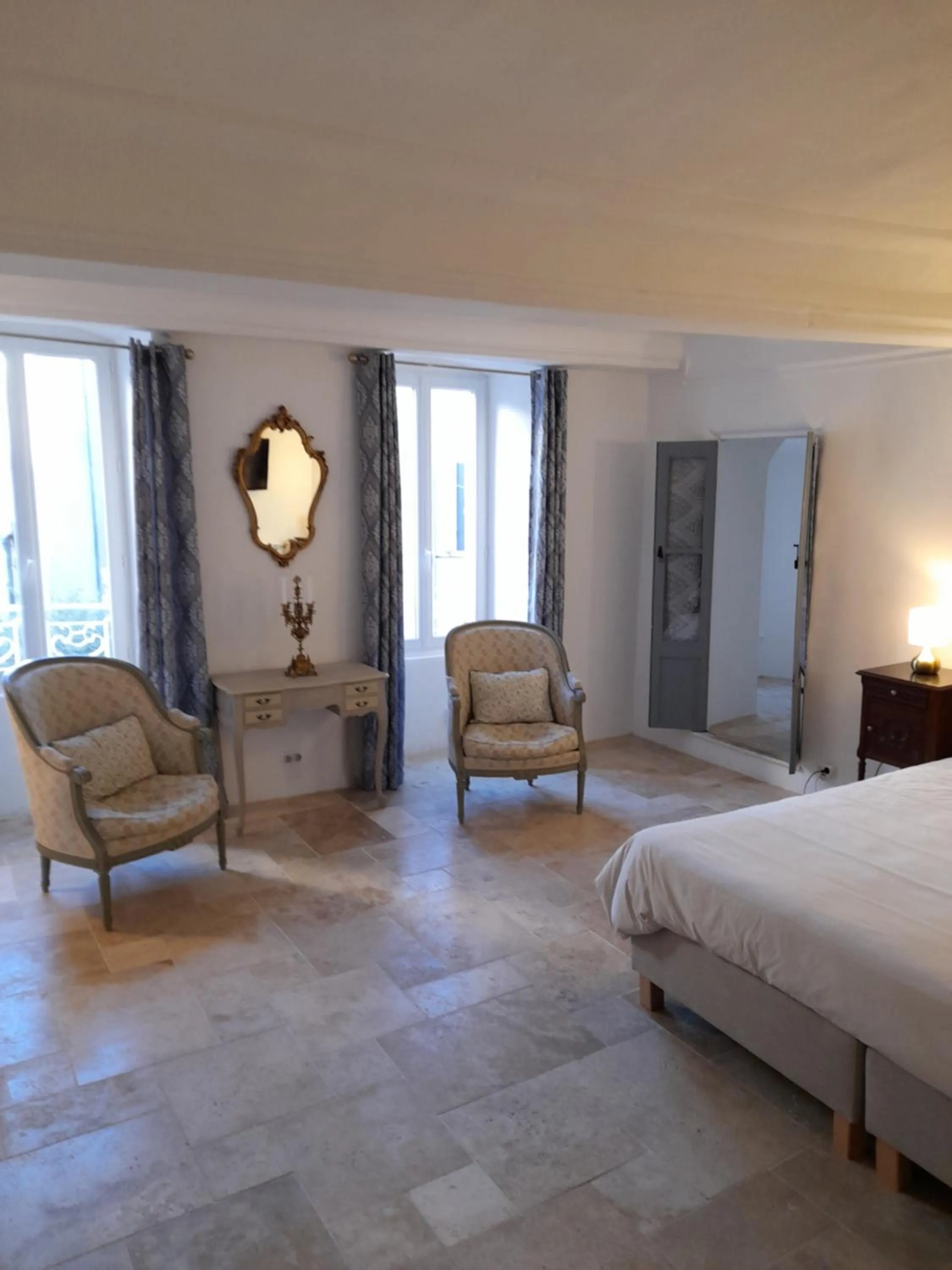 Living room, Bed in La Tour de Pezene