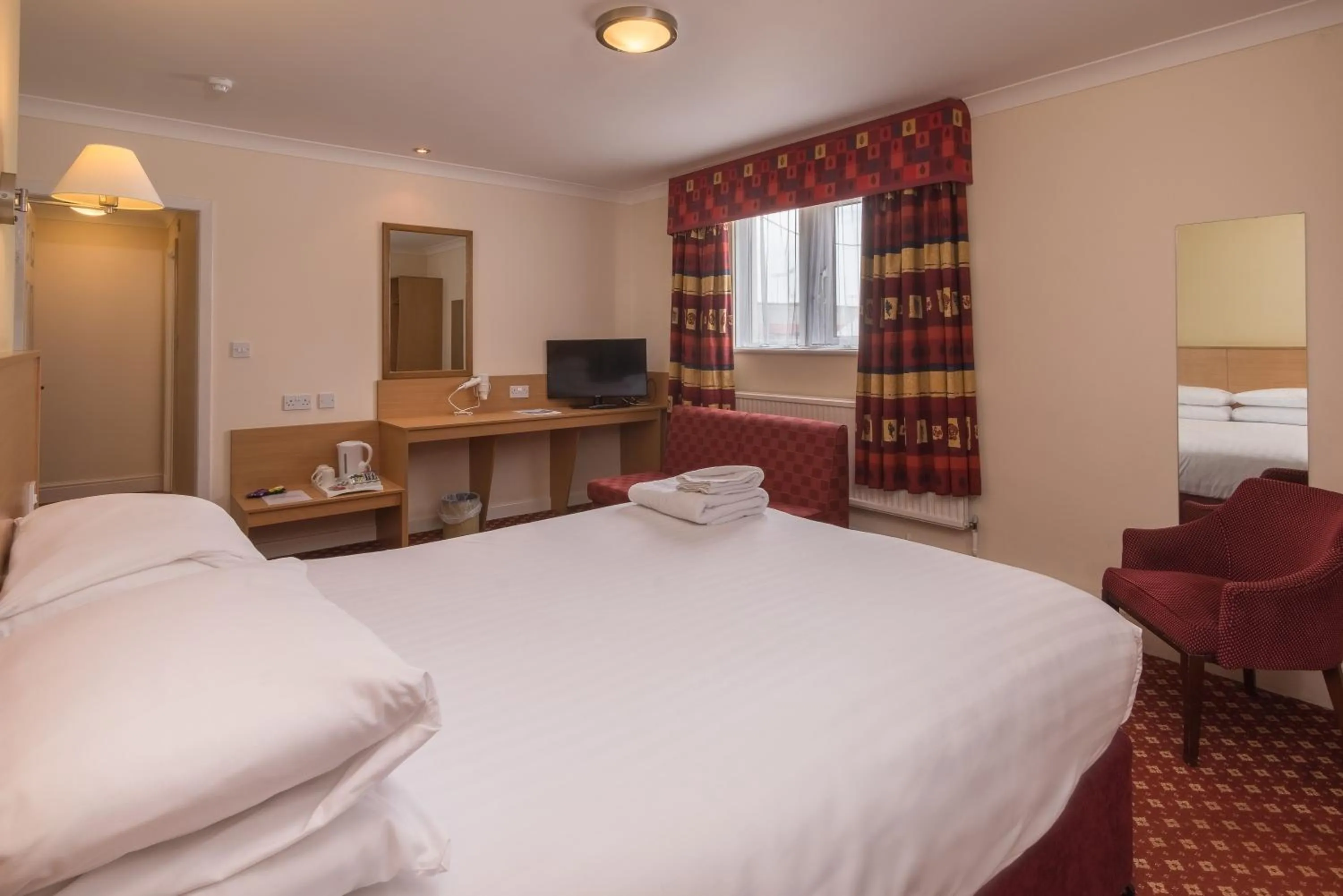 Photo of the whole room in Crewe Arms Hotel