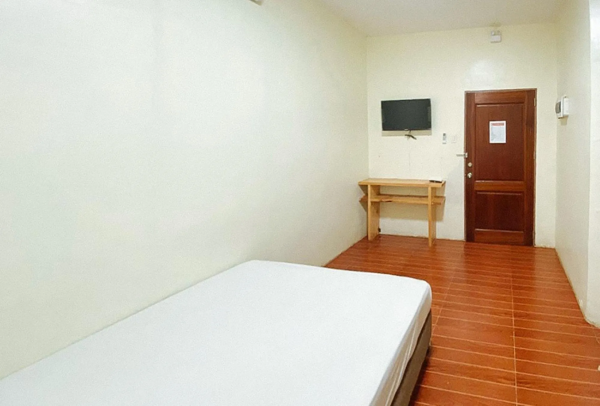 Photo of the whole room, Bed in RedDoorz @ 4ks Pension House Bogo City Cebu