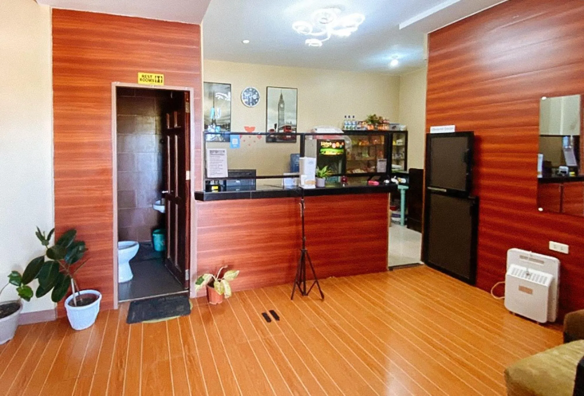 Lobby or reception in RedDoorz @ 4ks Pension House Bogo City Cebu