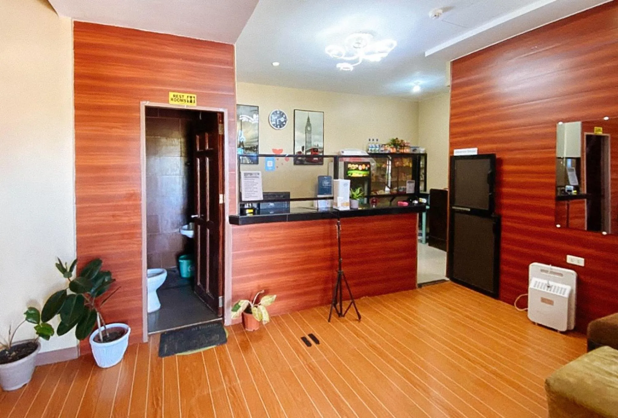 Lobby or reception in RedDoorz @ 4ks Pension House Bogo City Cebu