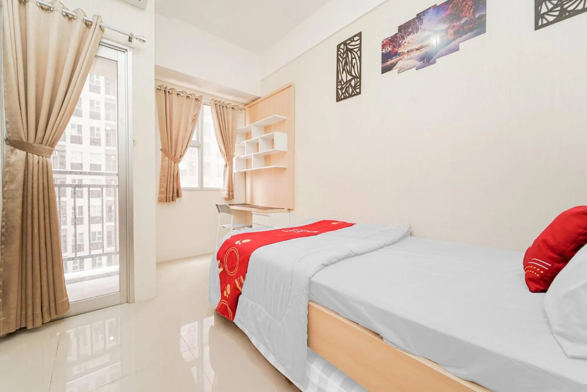 Bed in RedLiving Apartemen Transpark Juanda - Frams Properti Tower Jade with Netflix