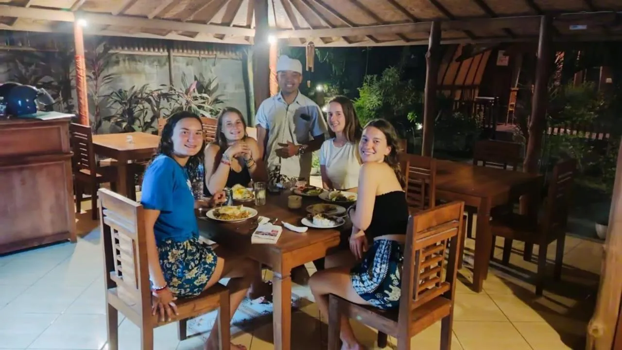 Restaurant/places to eat in Maha Nusa Menjangan