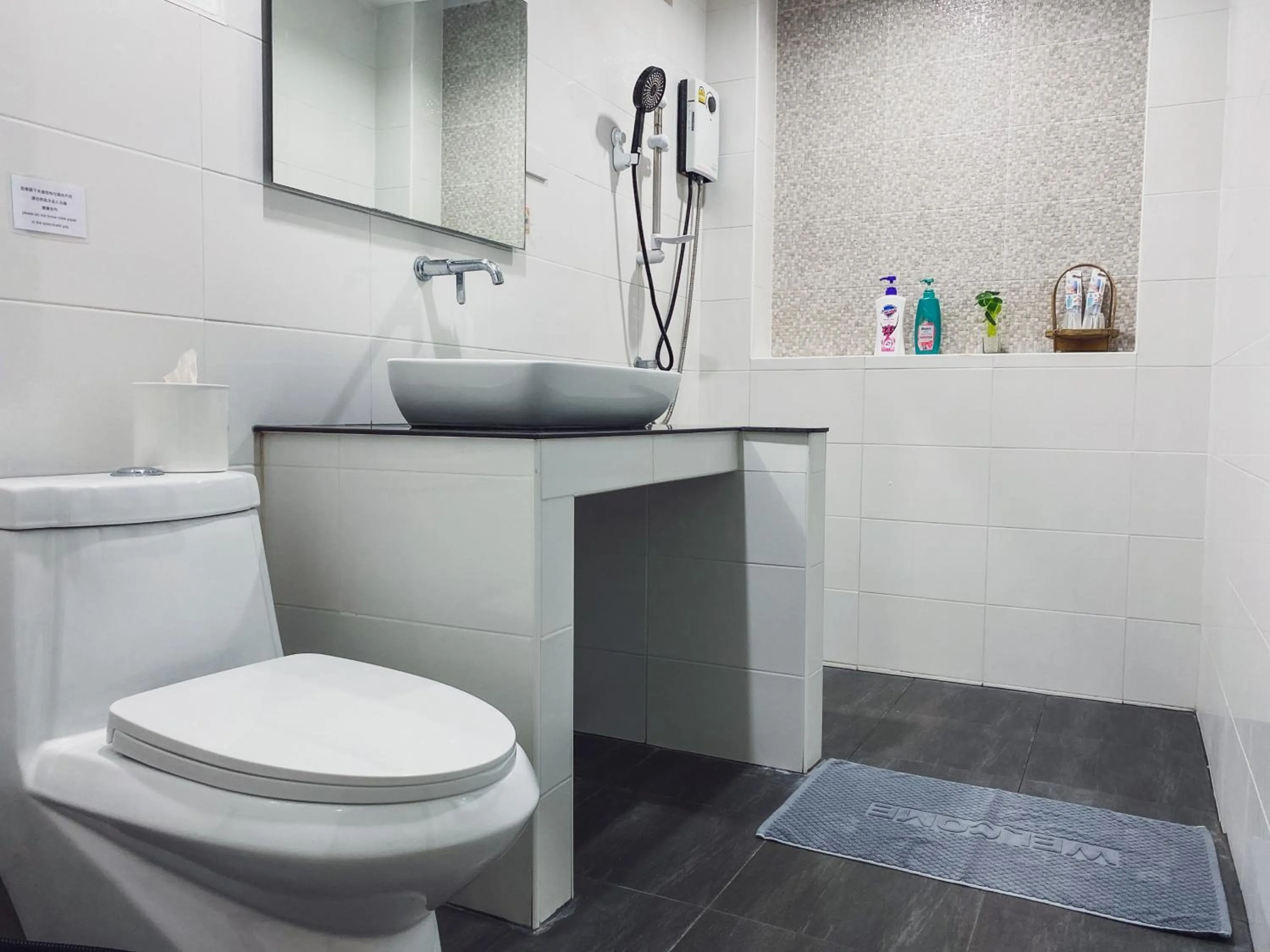 Shower in Beaver Club Homestay